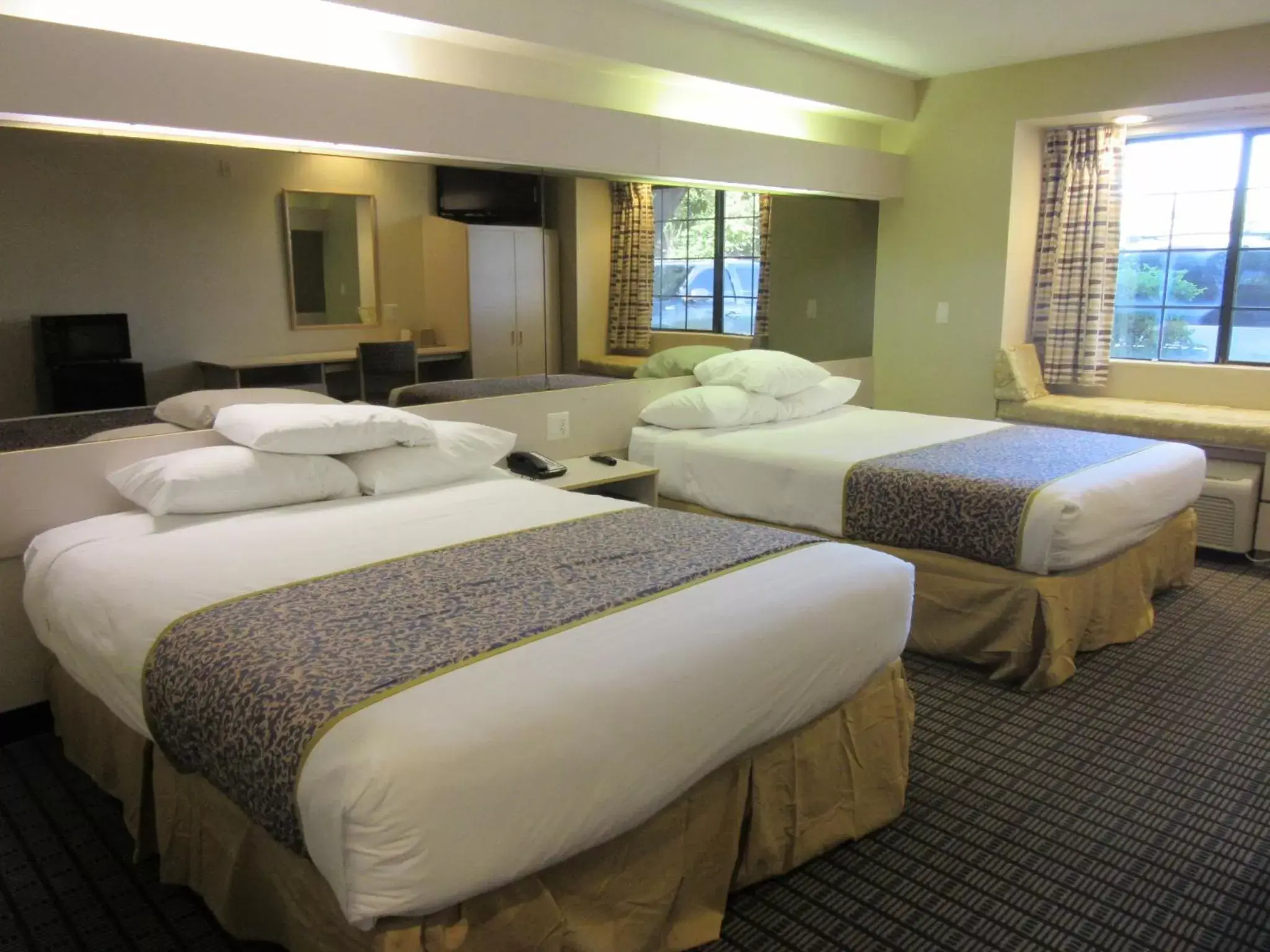 Day, Bed in Microtel Inn & Suites by Wyndham Arlington/Dallas Area