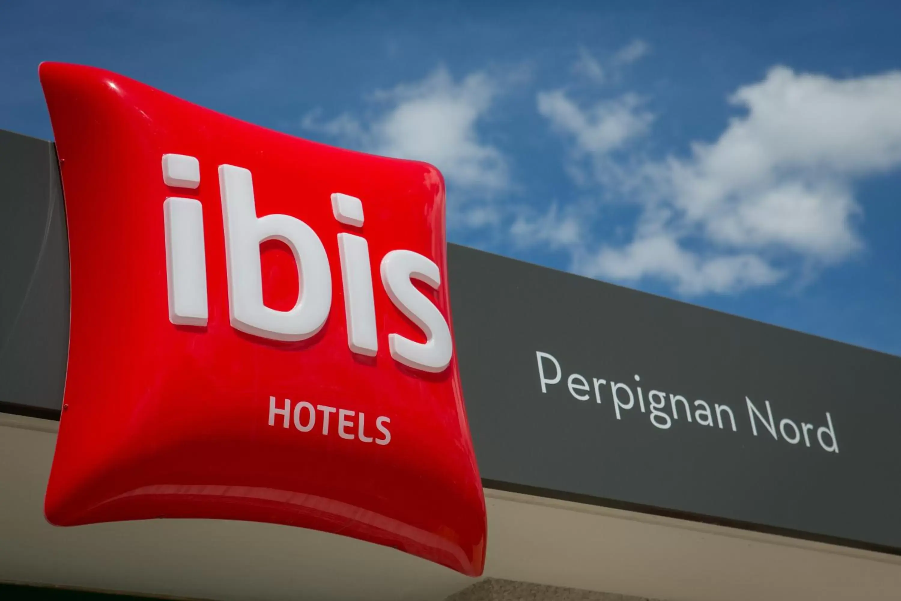 Facade/entrance, Property Logo/Sign in ibis Perpignan Nord Rivesaltes