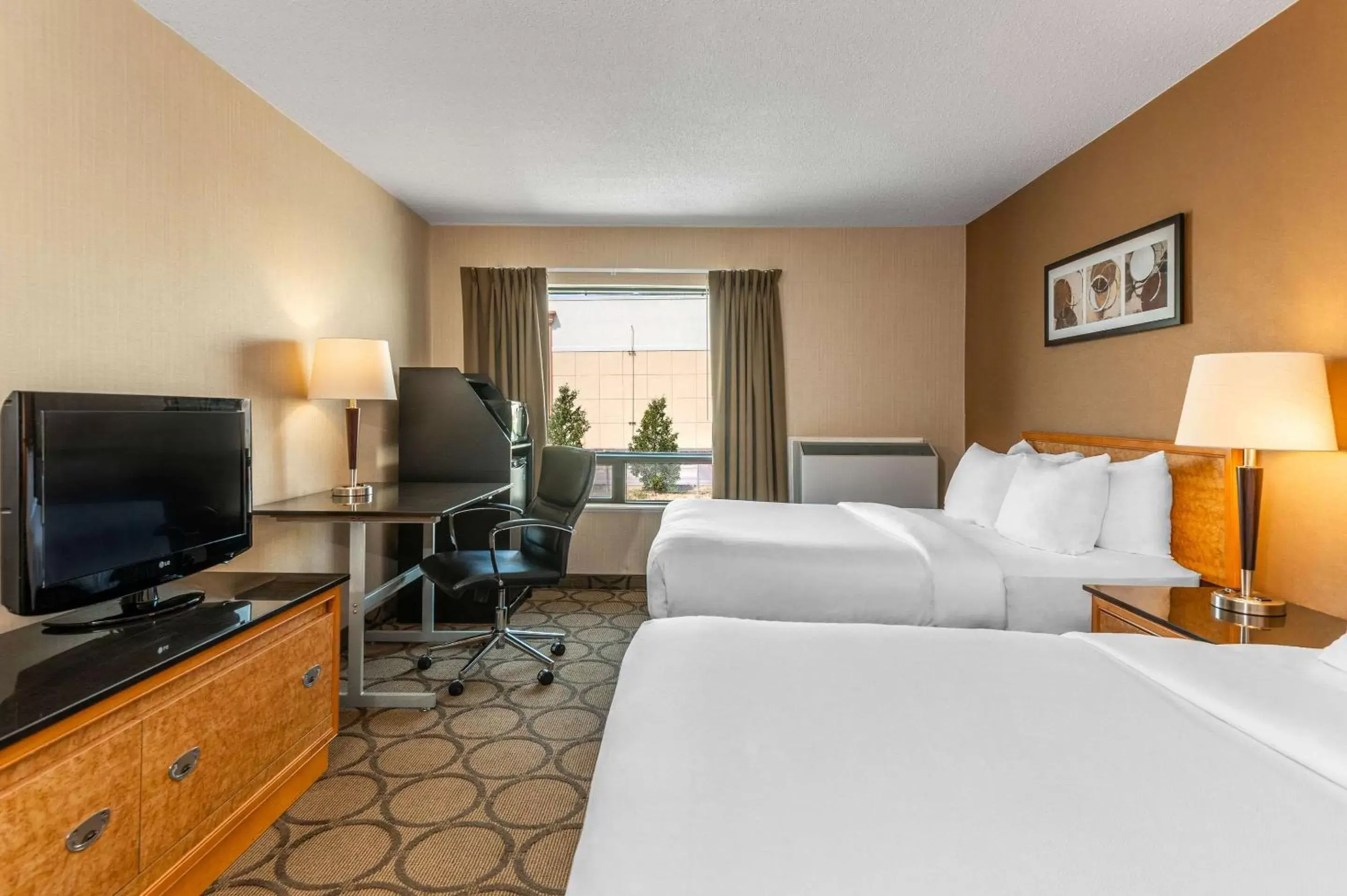 Photo of the whole room, TV/Entertainment Center in Comfort Inn Winnipeg South