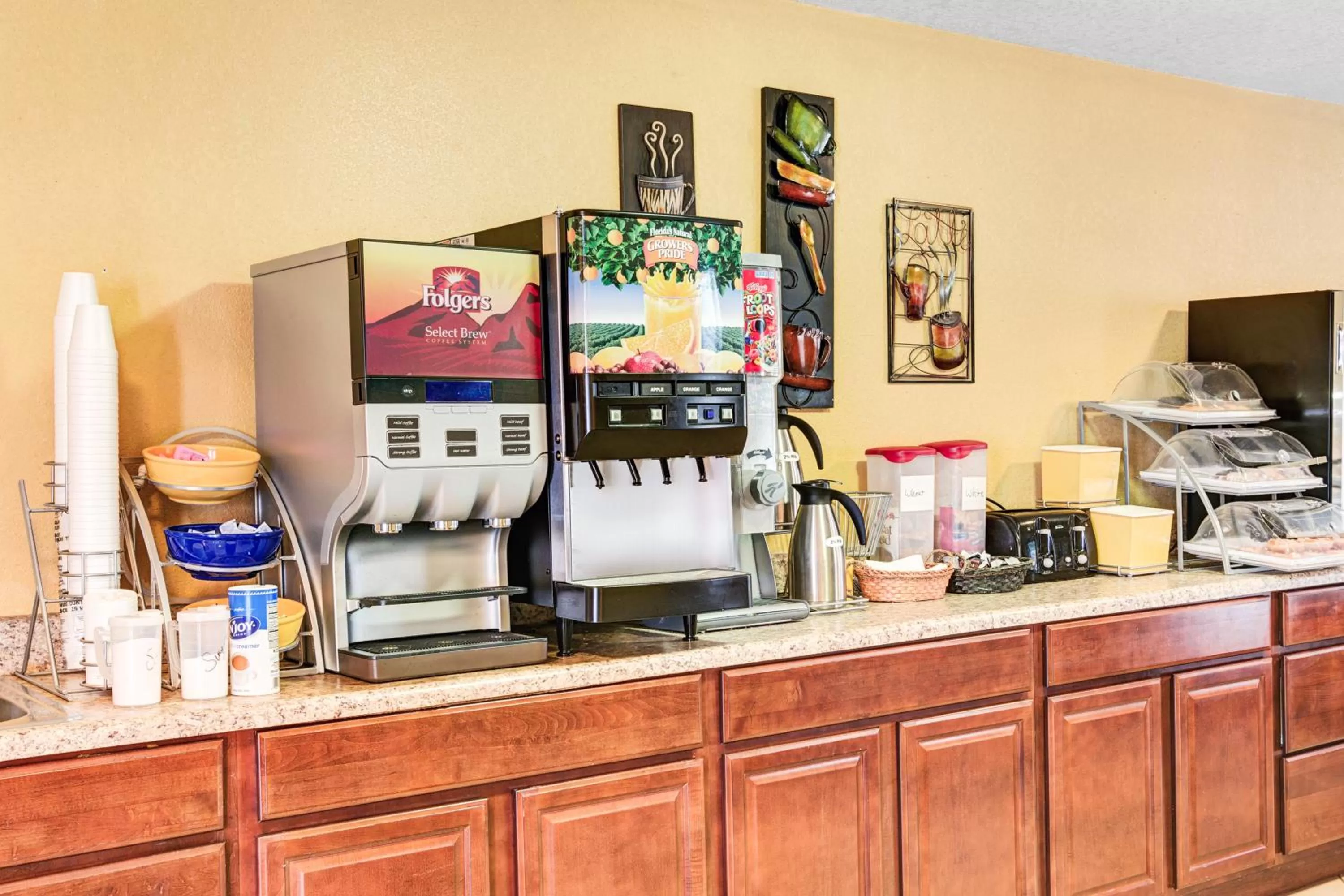 Breakfast in Days Inn & Suites by Wyndham Downtown Gatlinburg Parkway