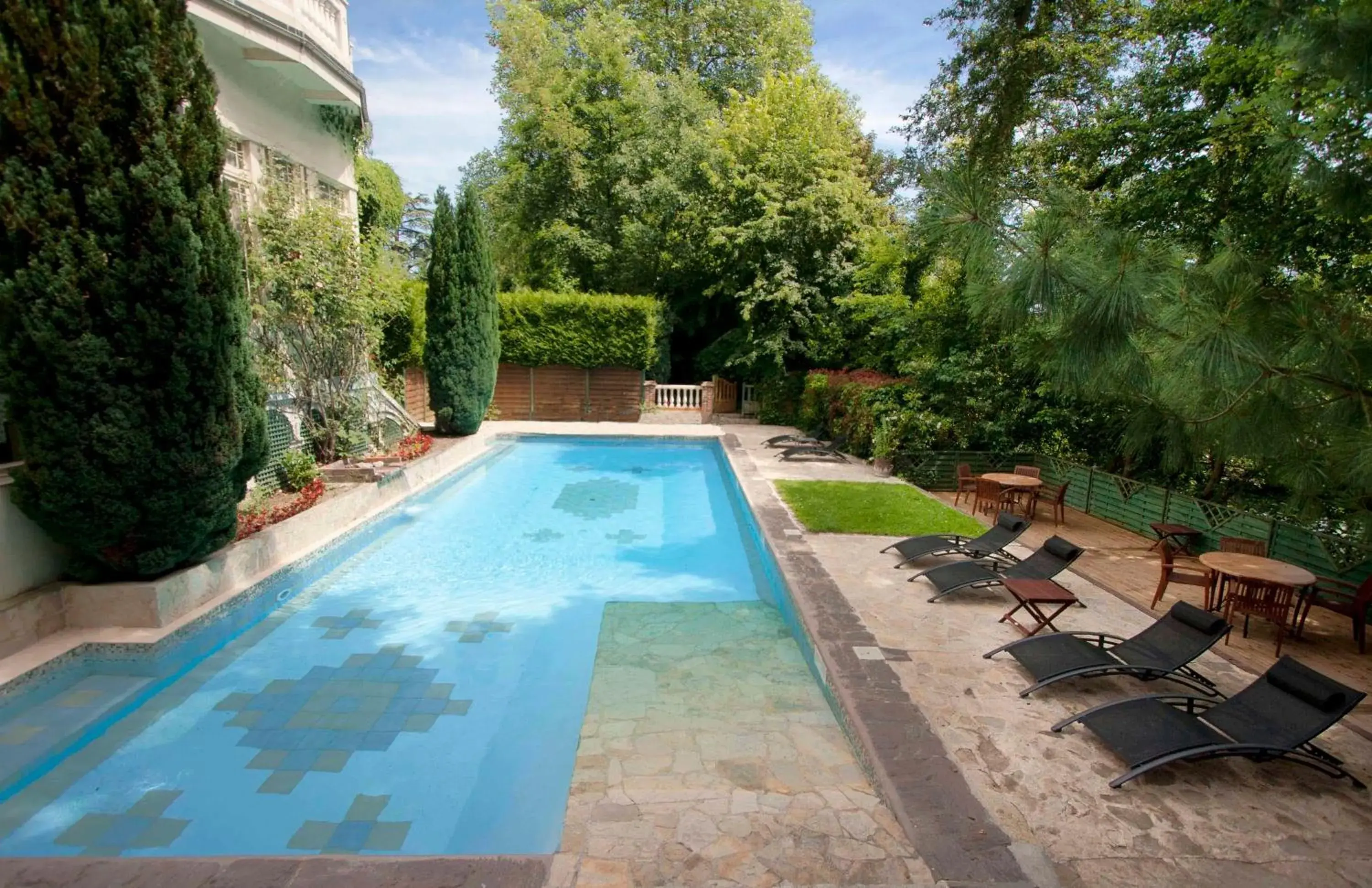 Swimming Pool in Hotel Belle Isle Sur Risle