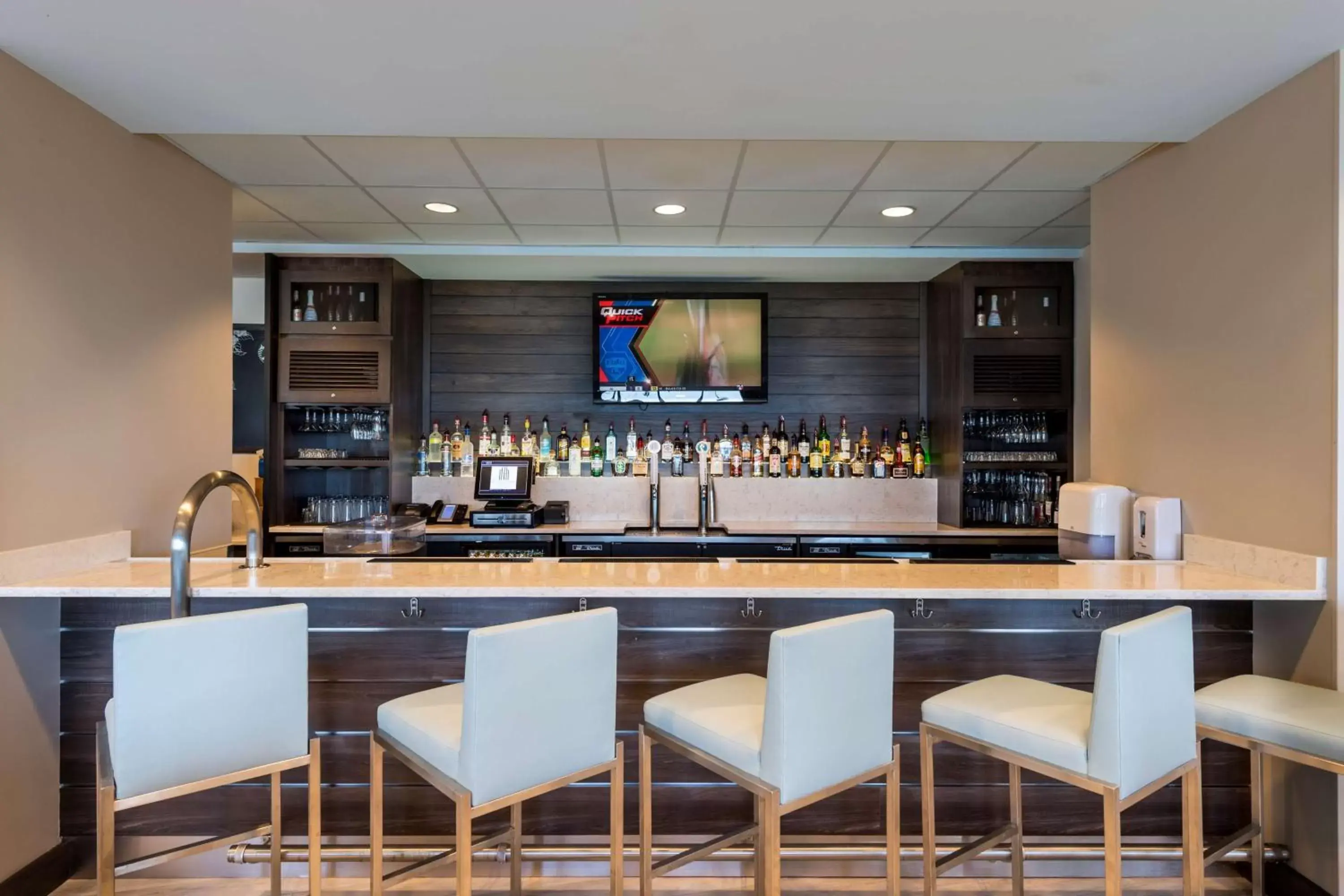 Lounge or bar, Lounge/Bar in The Island House Hotel a Doubletree by Hilton