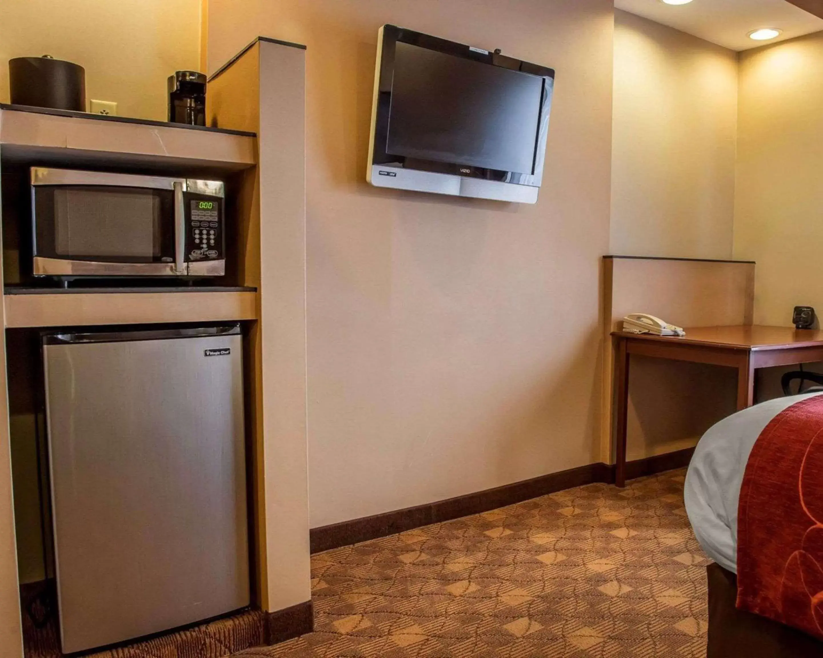 Photo of the whole room, TV/Entertainment Center in Comfort Suites Monaca