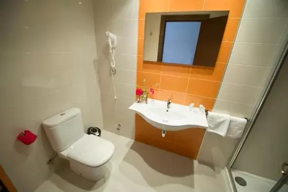 Shower, Bathroom in Hospedium Hotel Juan II