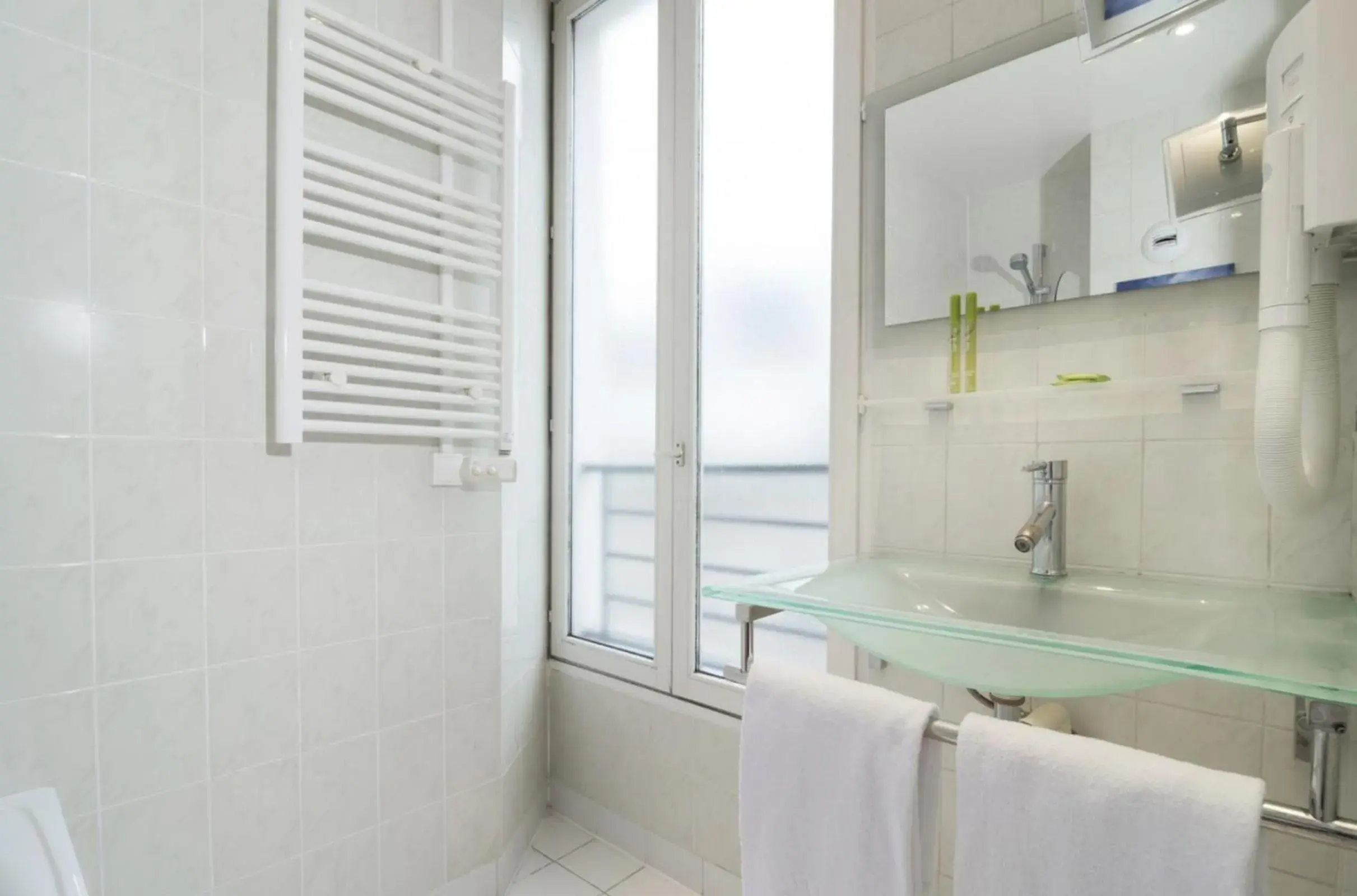 Shower, Bathroom in Hôtel Soft
