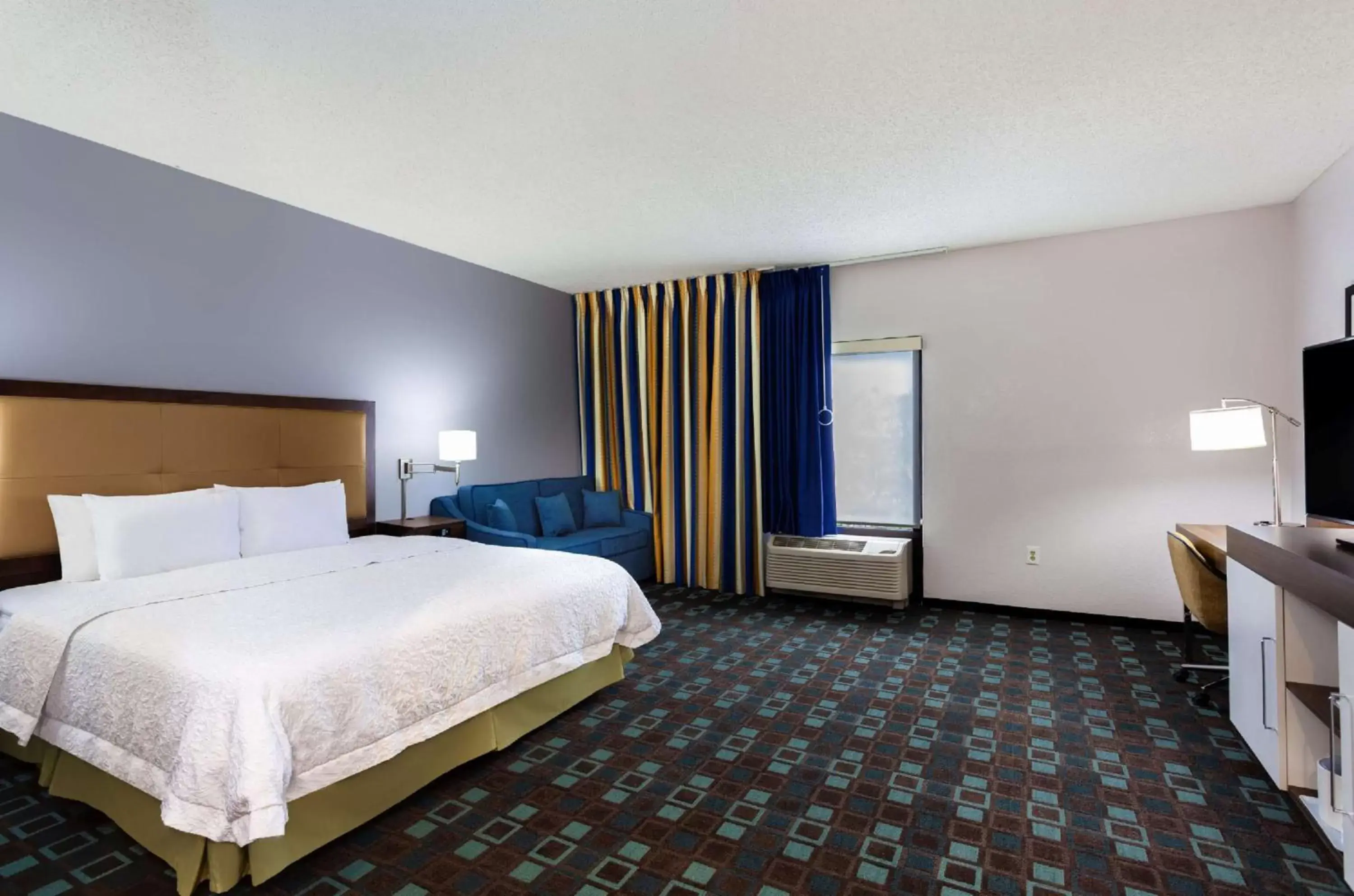 Bedroom, Bed in Hampton Inn by Hilton Spring Hill