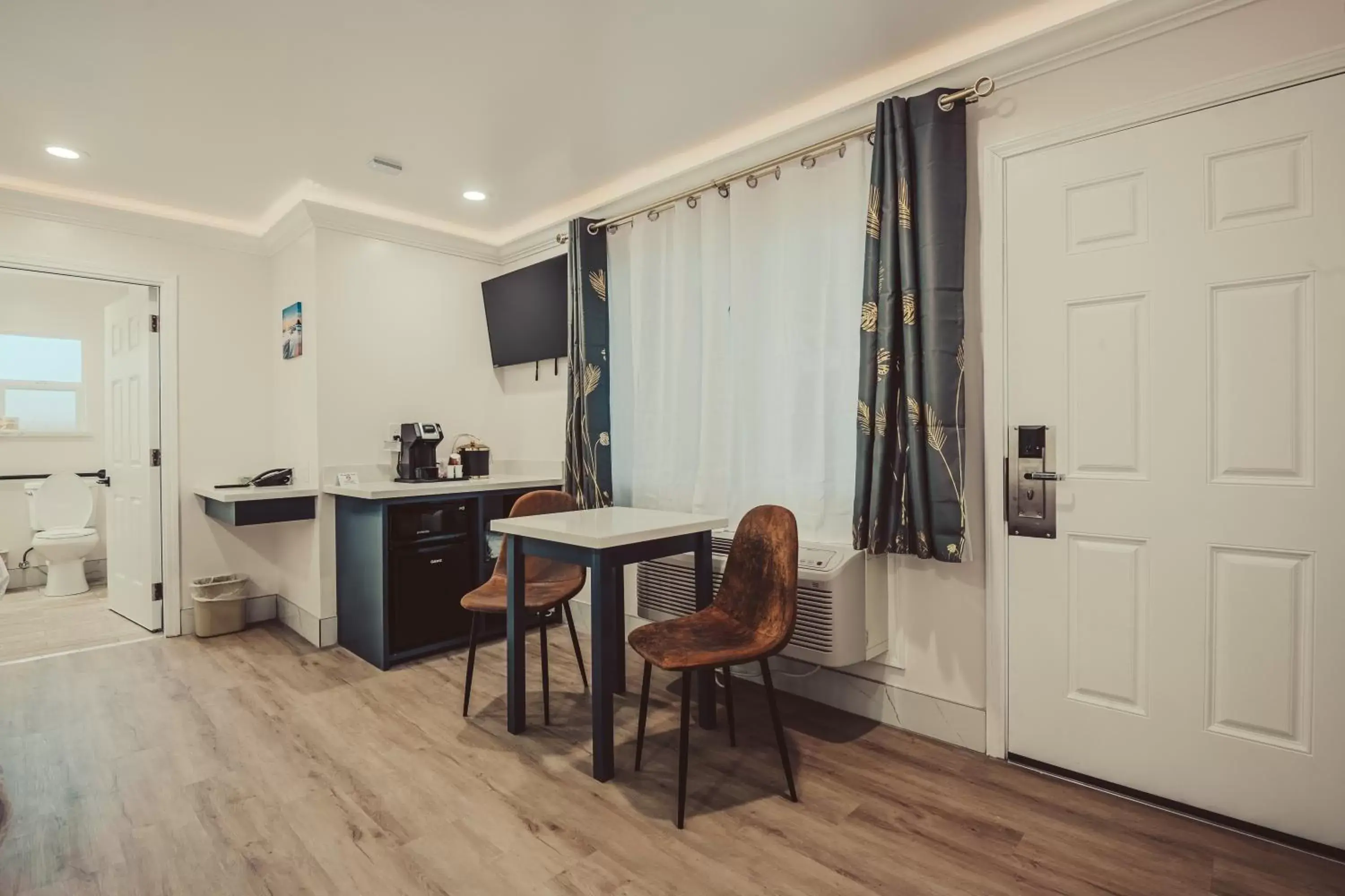 TV and multimedia in Blufftop Inn & Suites - Wharf/Restaurant District TV and multimedia in Blufftop Inn & Suites - Wharf/Restaurant District