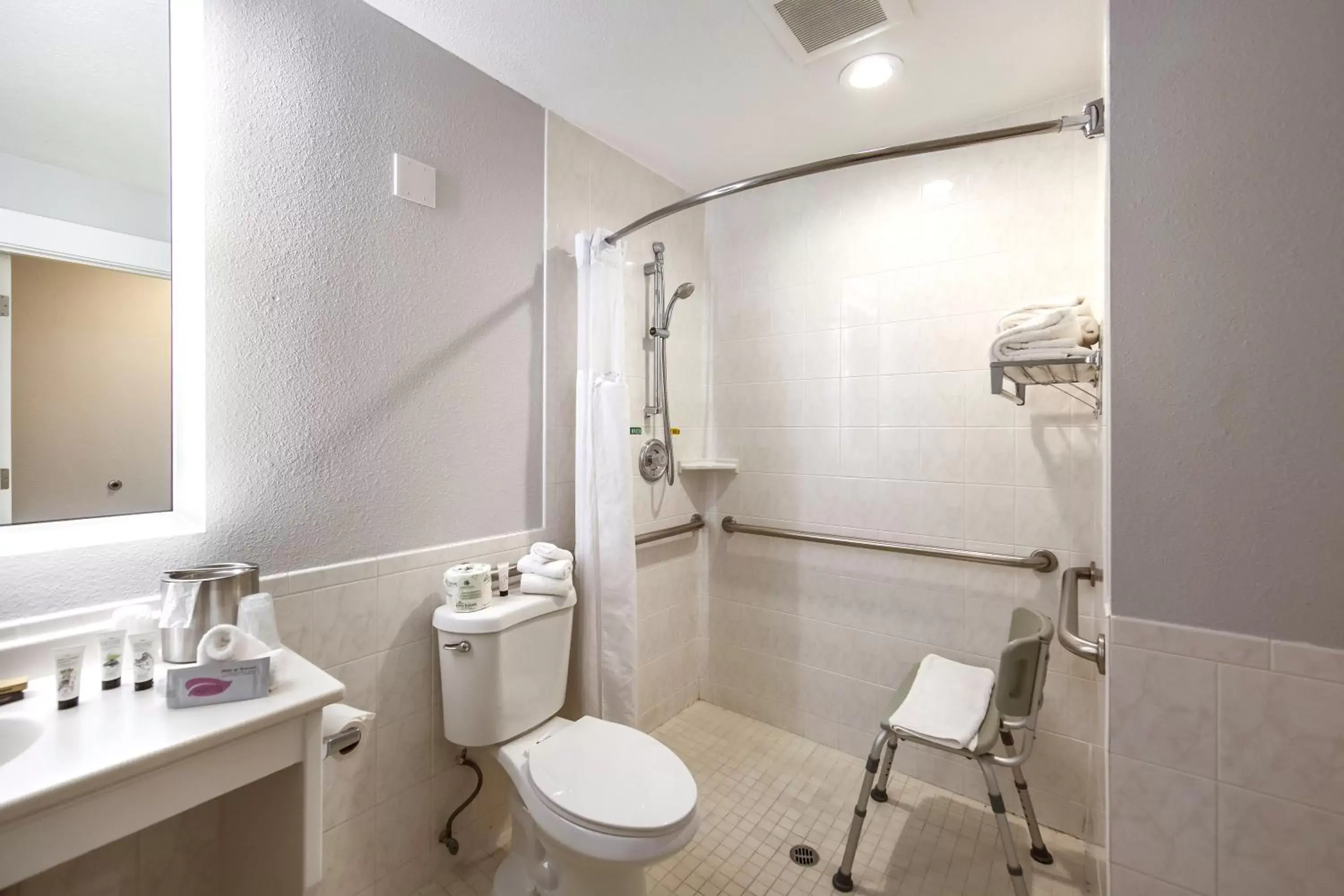 acessibility, Bathroom in Red Lion Inn & Suites Grants Pass