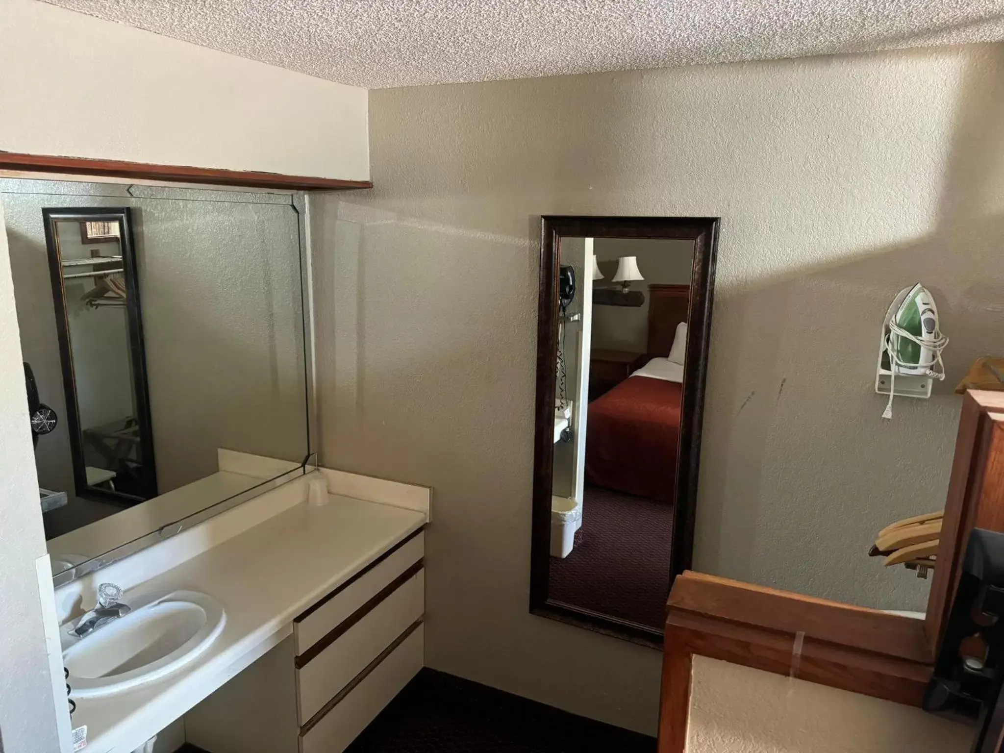 Bedroom, Bathroom in Rodeway Inn & Suites South of Fiesta Park