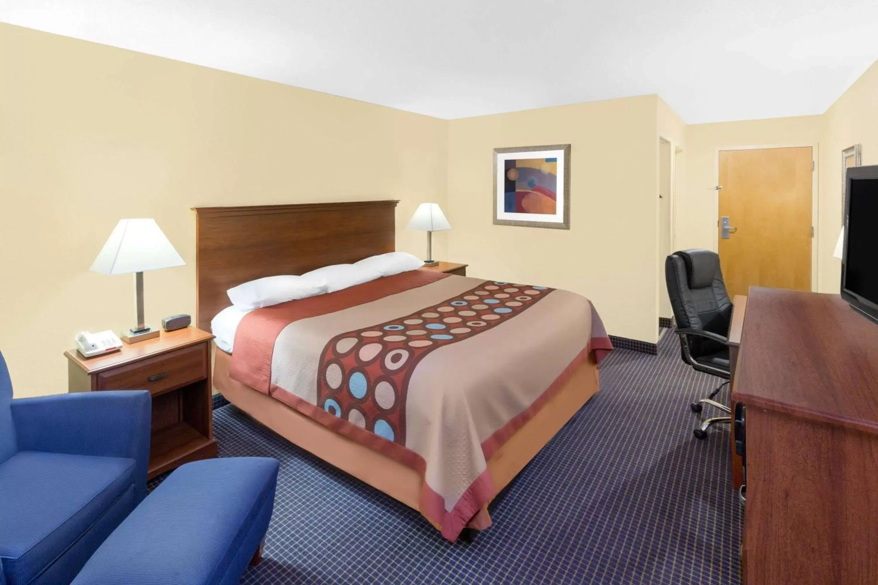 Photo of the whole room, Bed in Super 8 by Wyndham Hattiesburg South