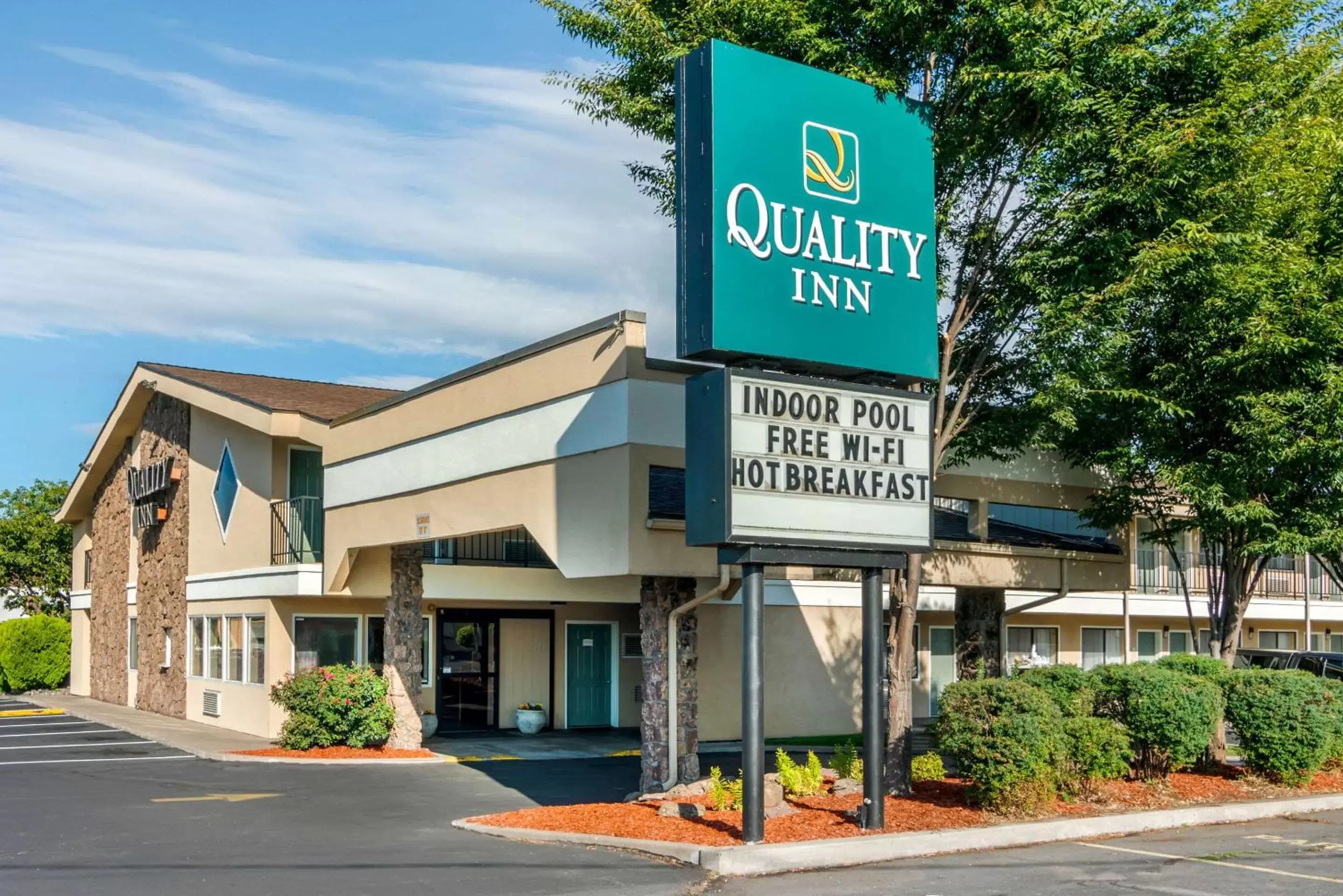 Property building in Quality Inn Klamath Falls - Crater Lake Gateway