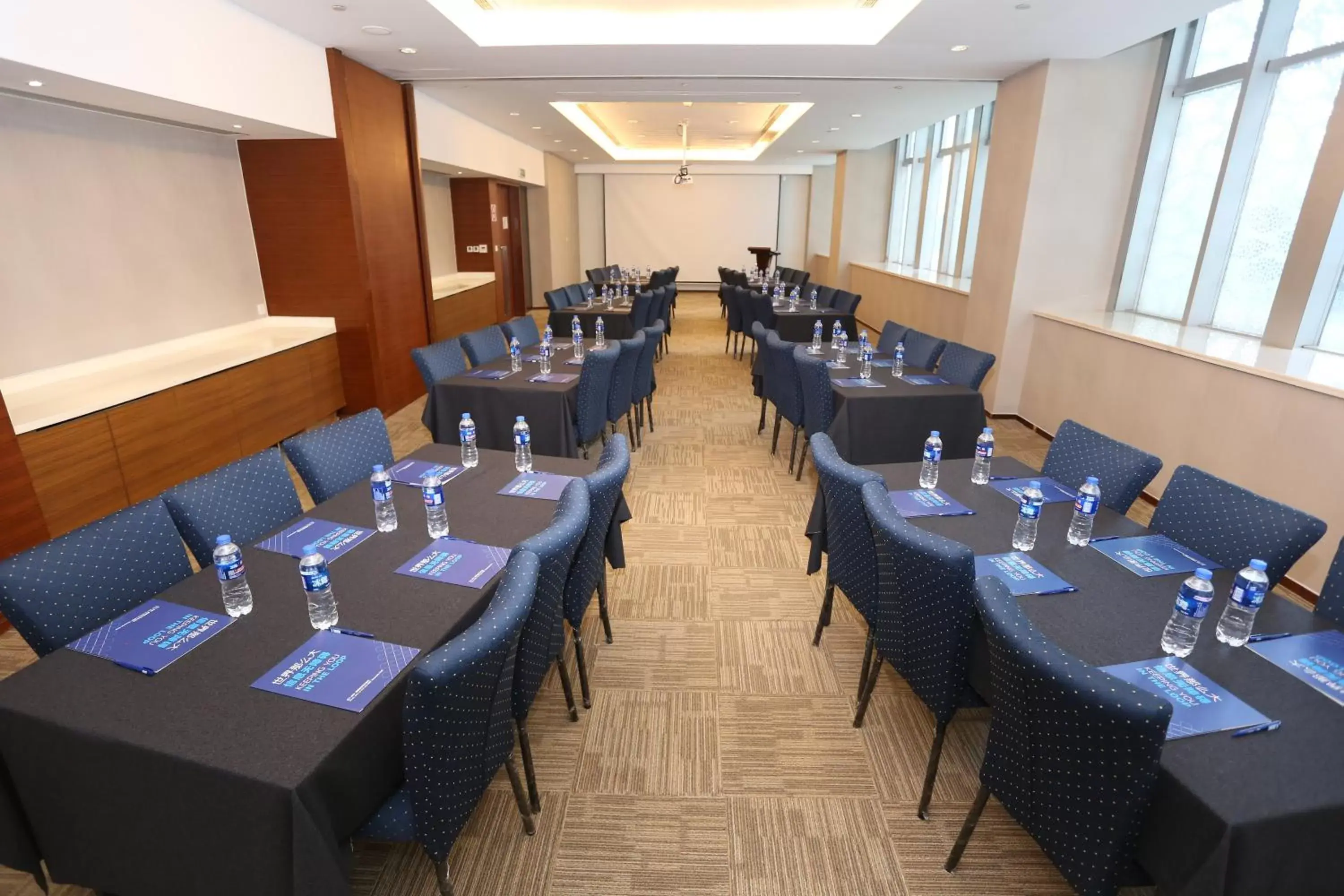 Meeting/conference room, Restaurant/Places to Eat in Holiday Inn Express Shanghai Jinsha, an IHG Hotel