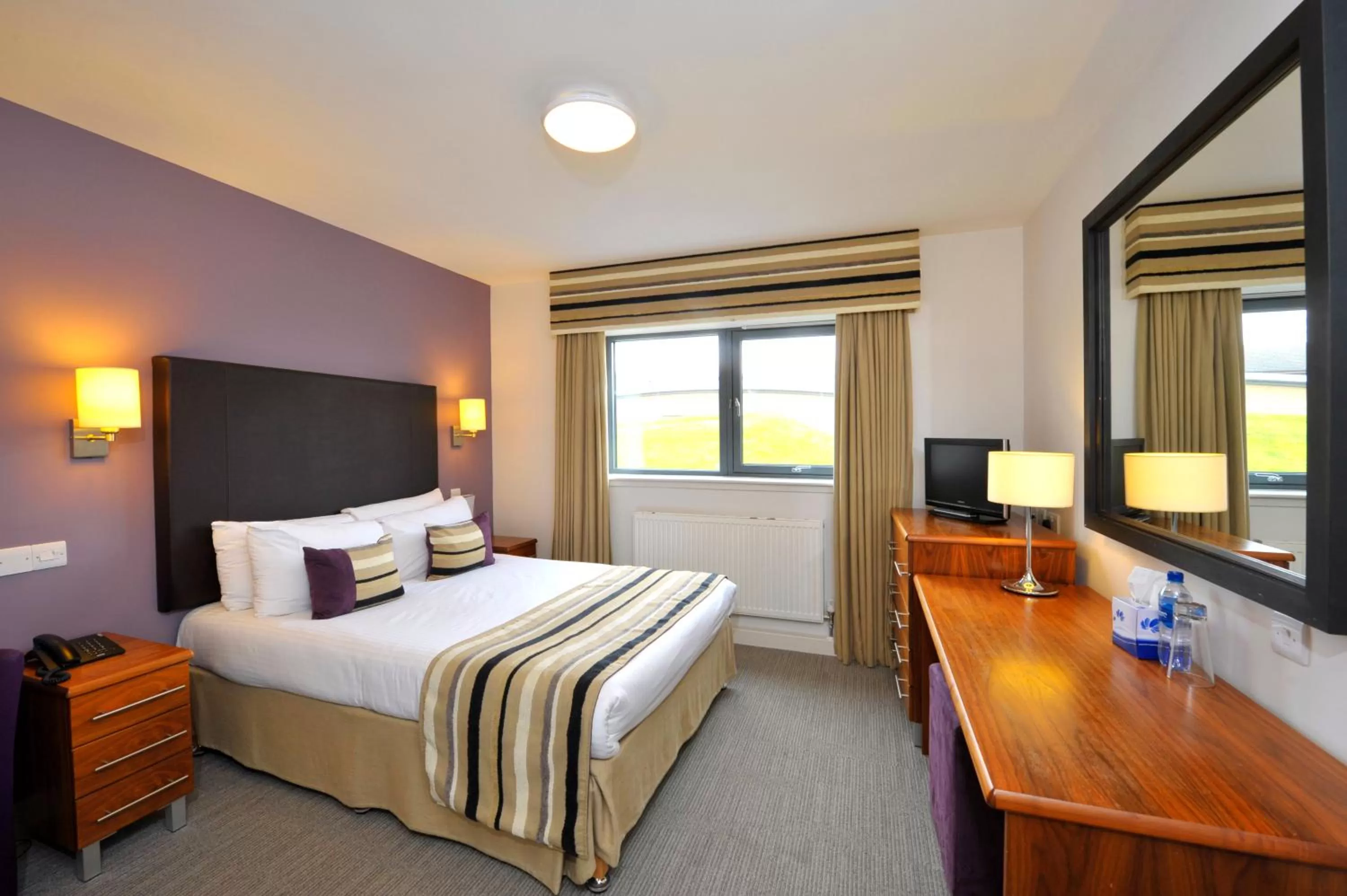 Photo of the whole room, Bed in Stirling Court Hotel
