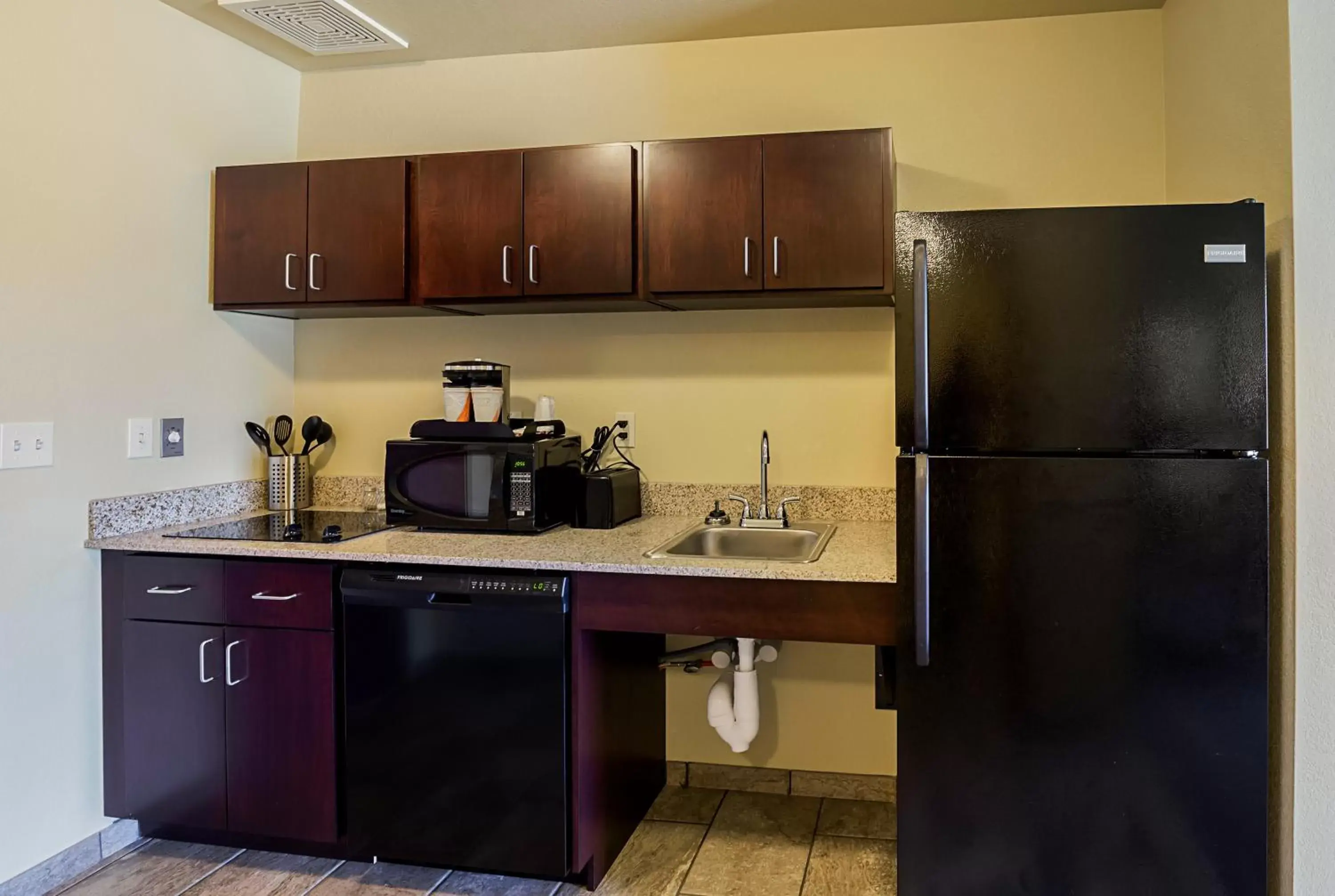 Kitchen/Kitchenette in Cobblestone Inn & Suites - Altamont