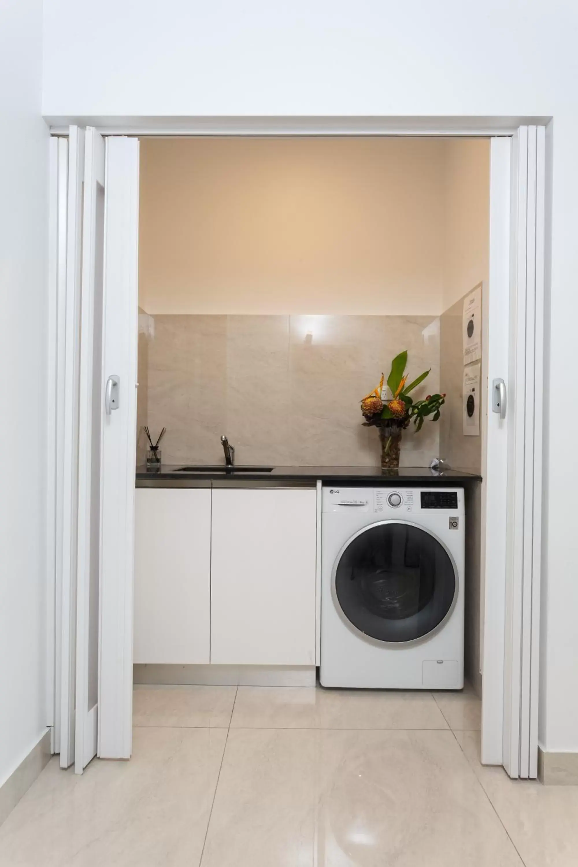 washing machine, Kitchen/Kitchenette in Darwin City Hotel