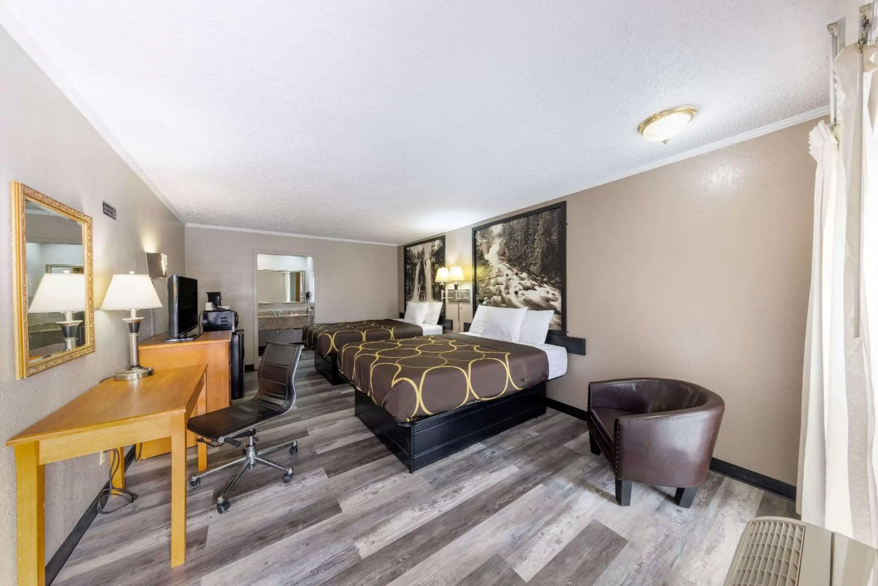 Bedroom, Seating Area in Super 8 by Wyndham Kansas City Airport North