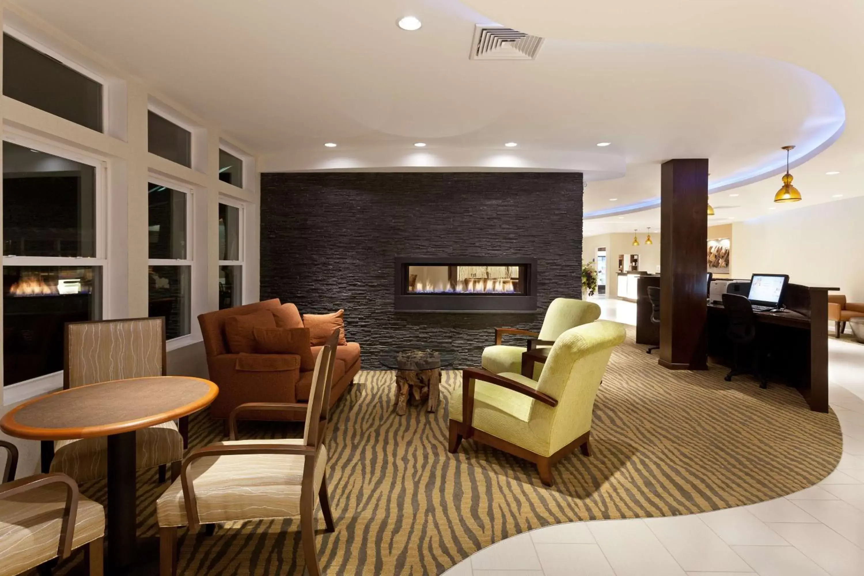 Lobby or reception, Seating Area in DoubleTree by Hilton Cape Cod - Hyannis