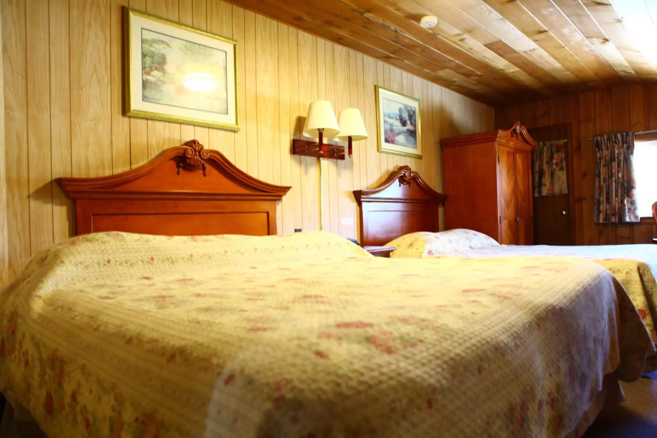 Bed in Swiss Chalets Motel