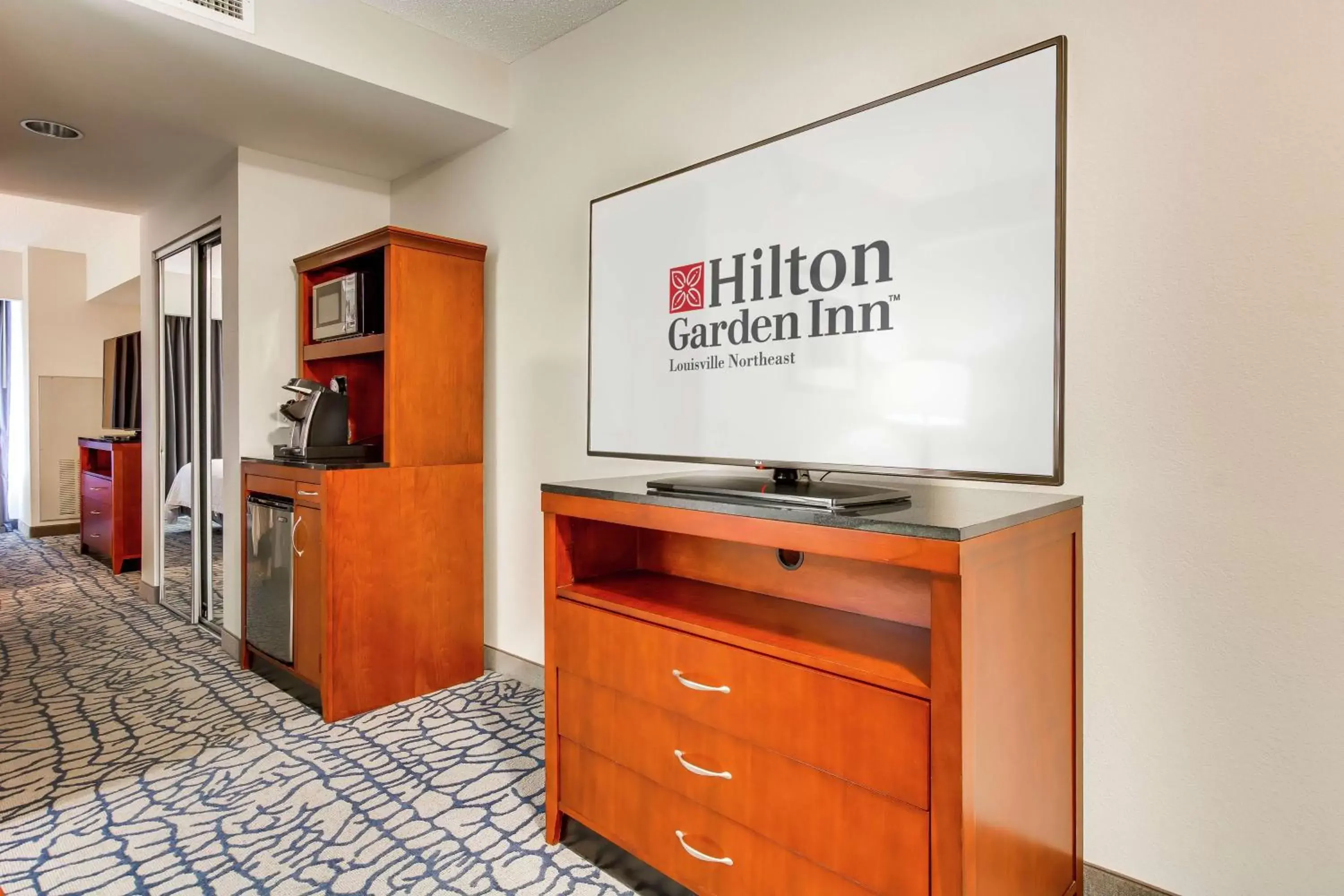 Bedroom, TV/Entertainment Center in Hilton Garden Inn Louisville-Northeast