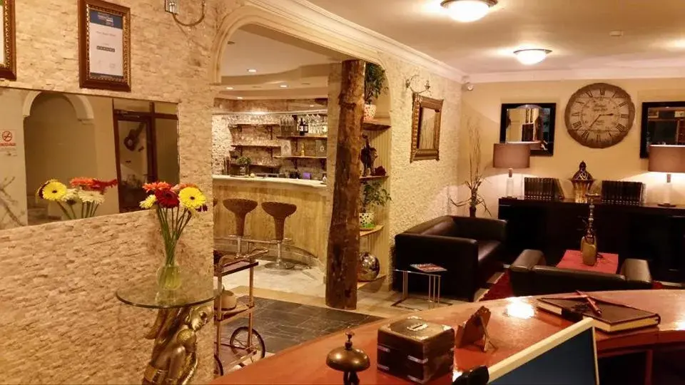 Lounge or bar, Restaurant/Places to Eat in Beyaz Melek Hotel