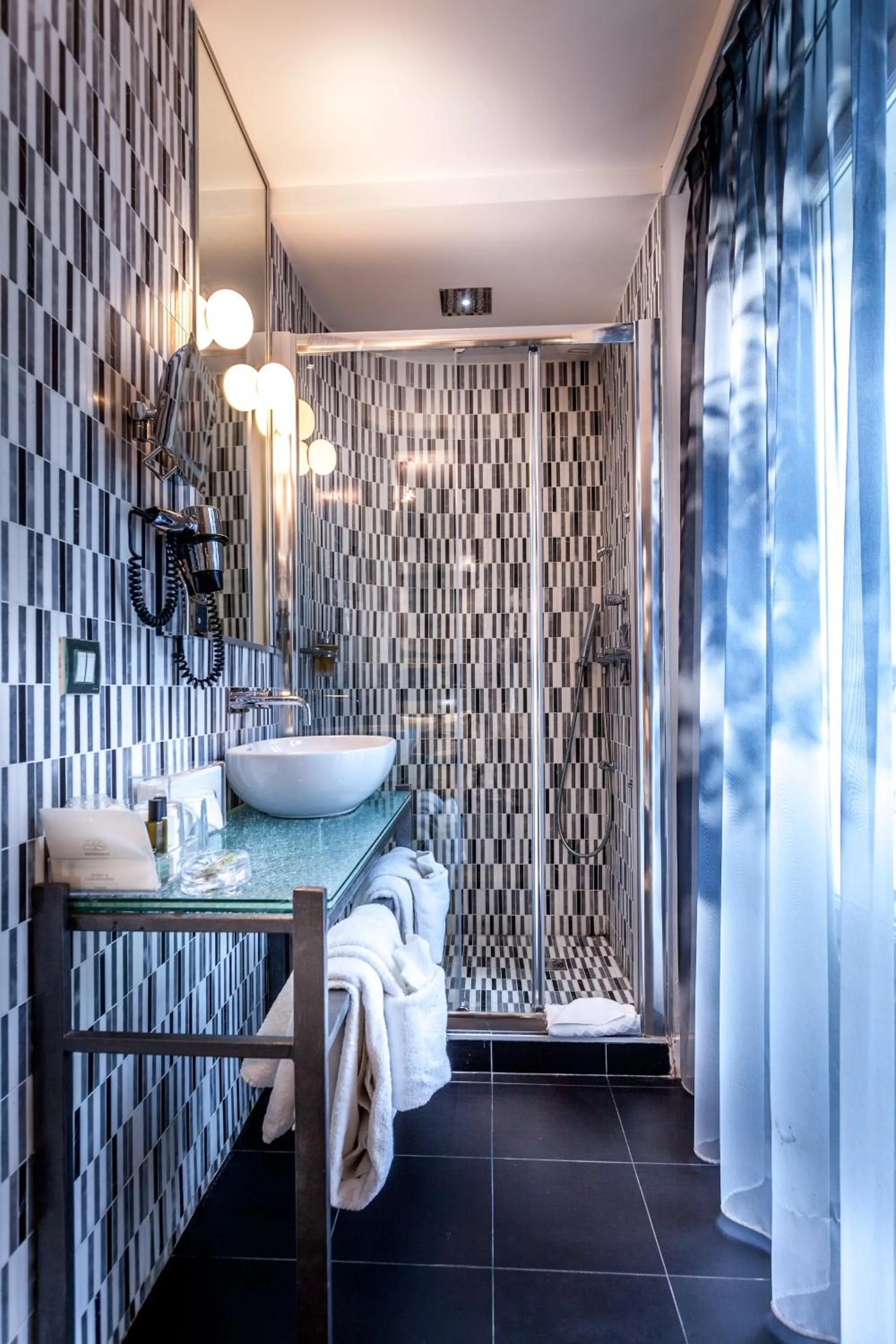 Bathroom in Apostrophe Hôtel