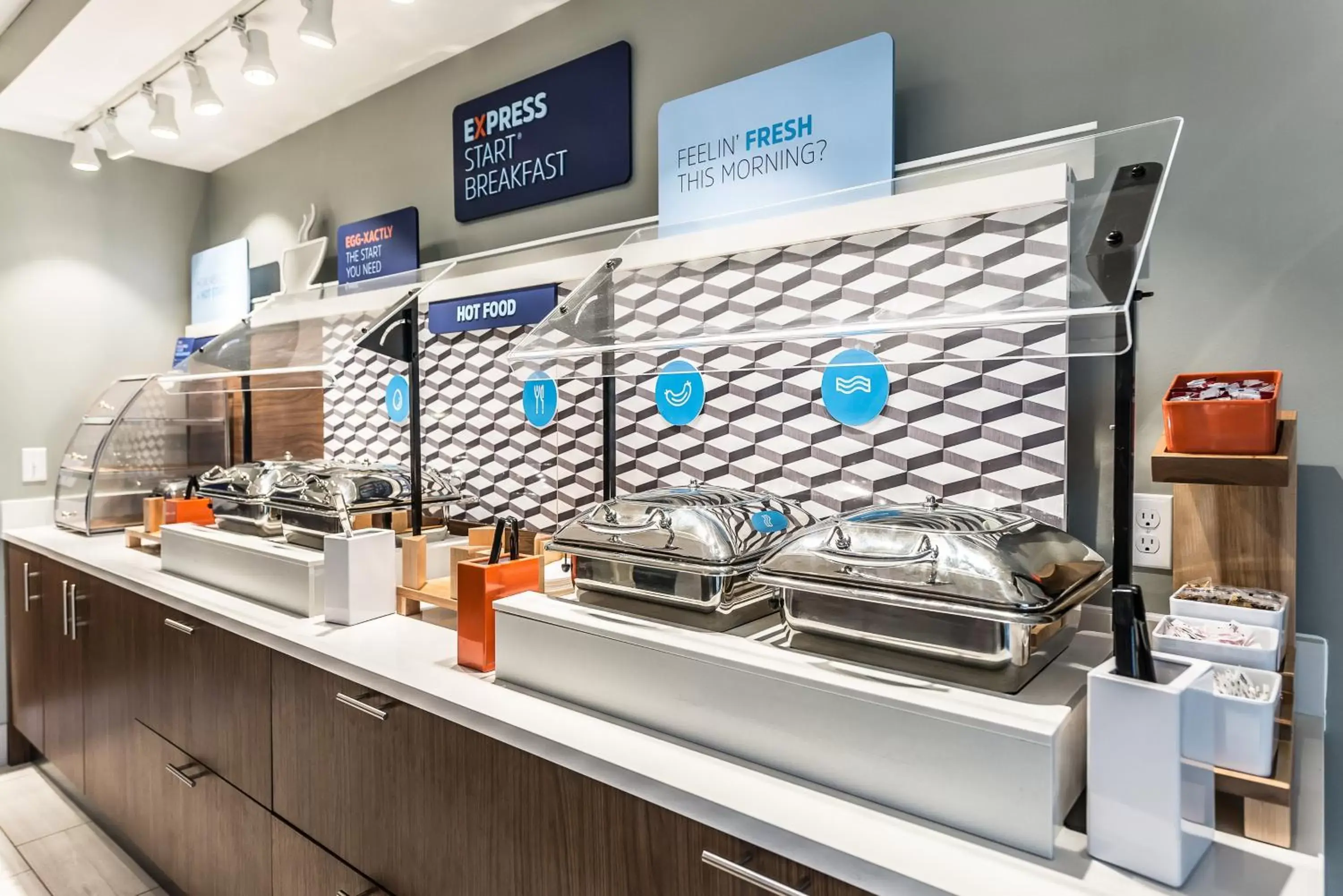 Breakfast in Holiday Inn Express Flint-Campus Area by IHG Breakfast in Holiday Inn Express Flint-Campus Area by IHG