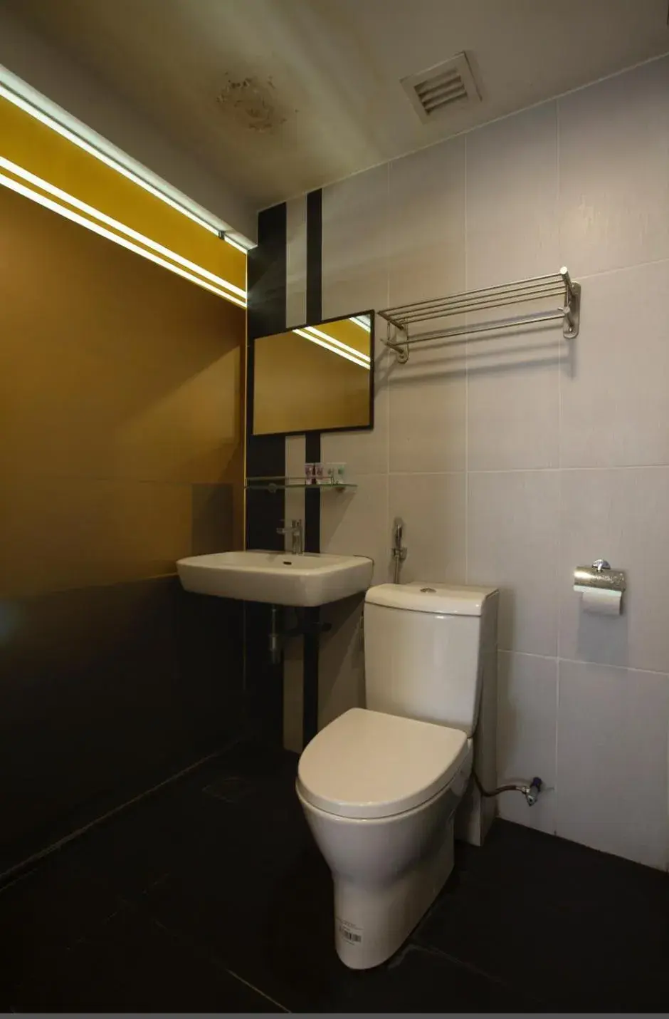 Bathroom in Sun Inns Hotel Jalan Tar