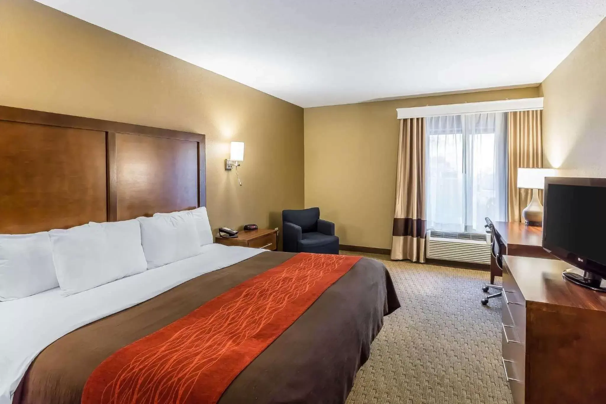 Photo of the whole room, Bed in Comfort Inn & Suites Dalton