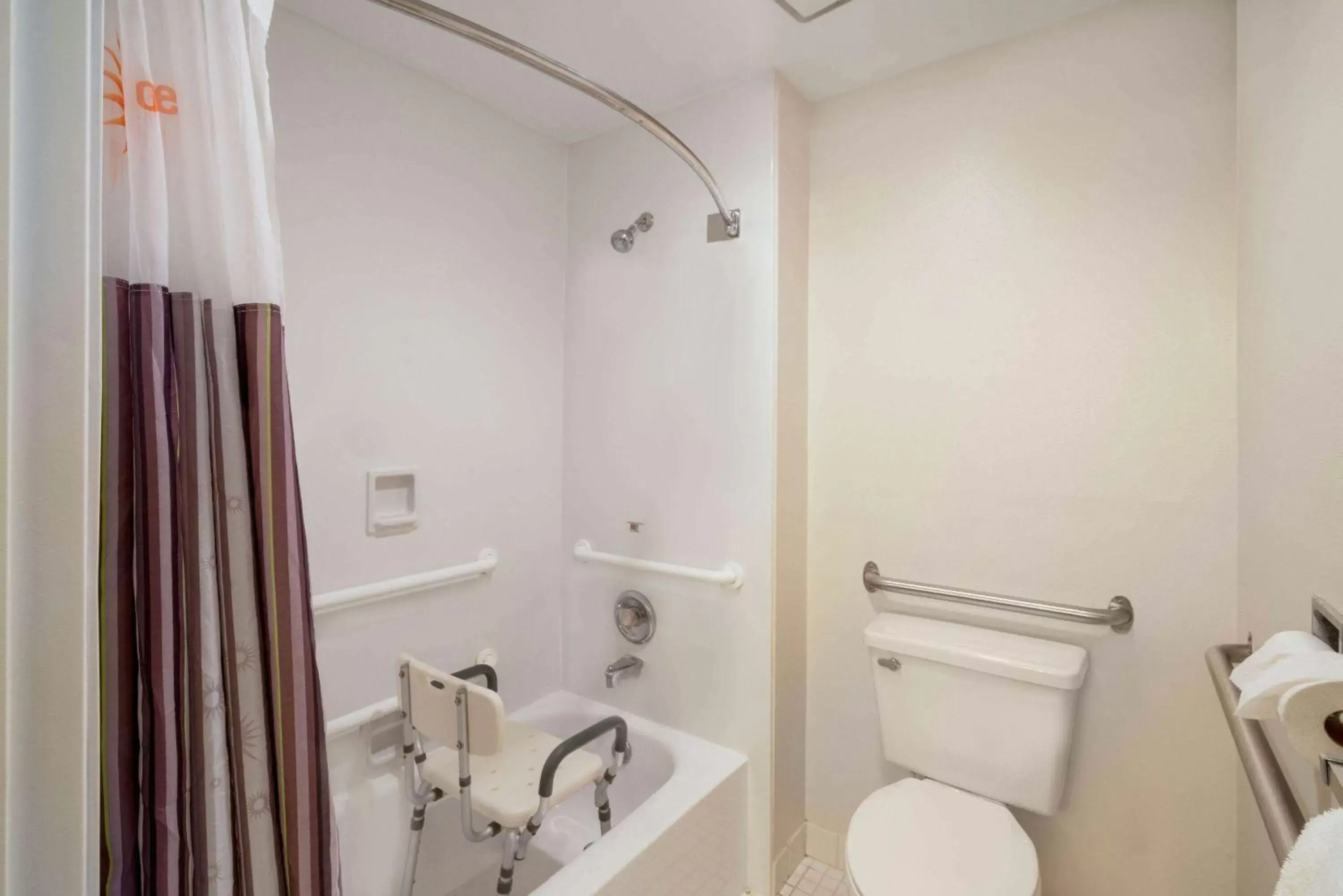 Bathroom in La Quinta by Wyndham Nashville Airport