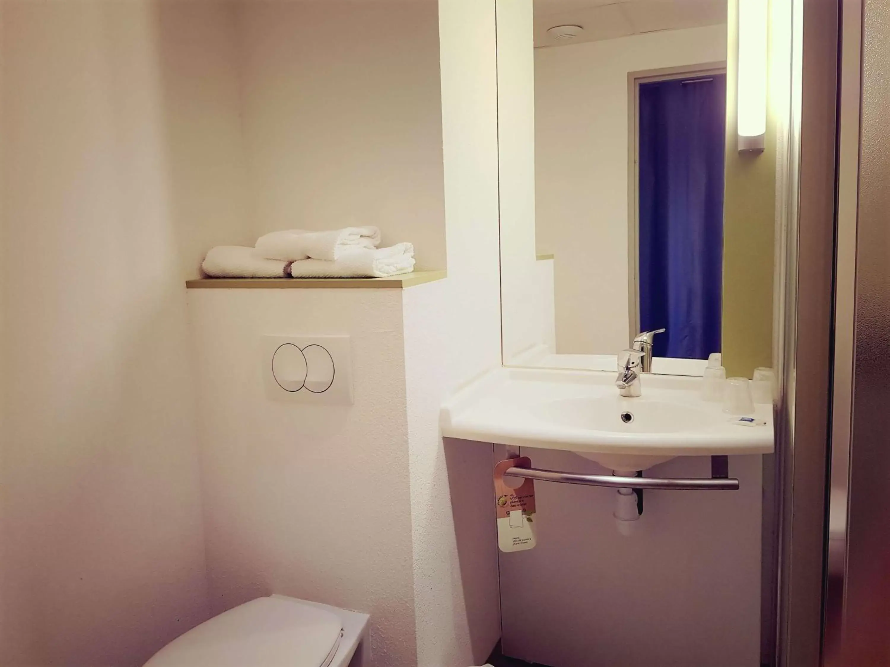 Photo of the whole room, Bathroom in ibis Budget Arles Palais Des Congres