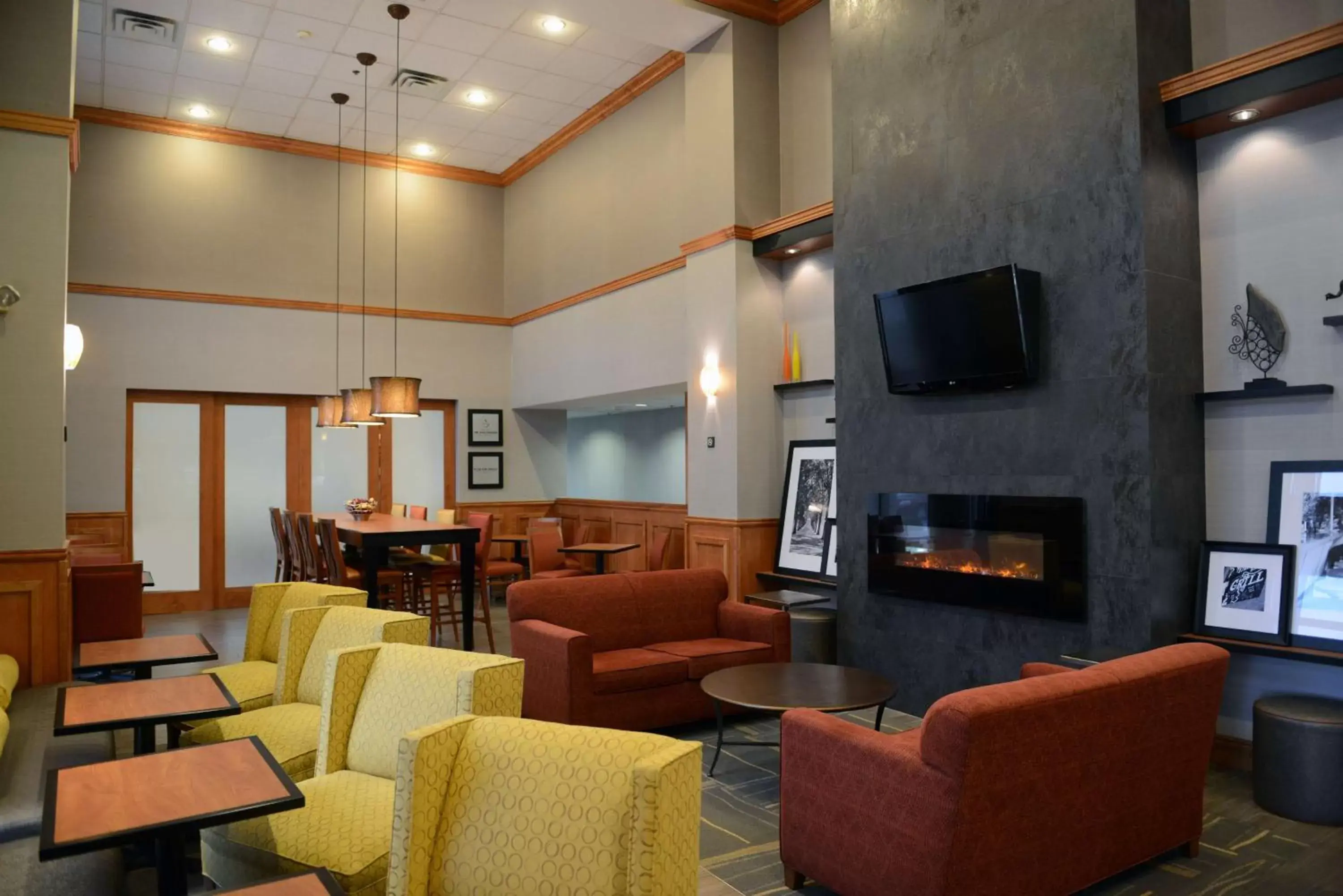 Lobby or reception, Lounge/Bar in Hampton Inn & Suites by Hilton Windsor