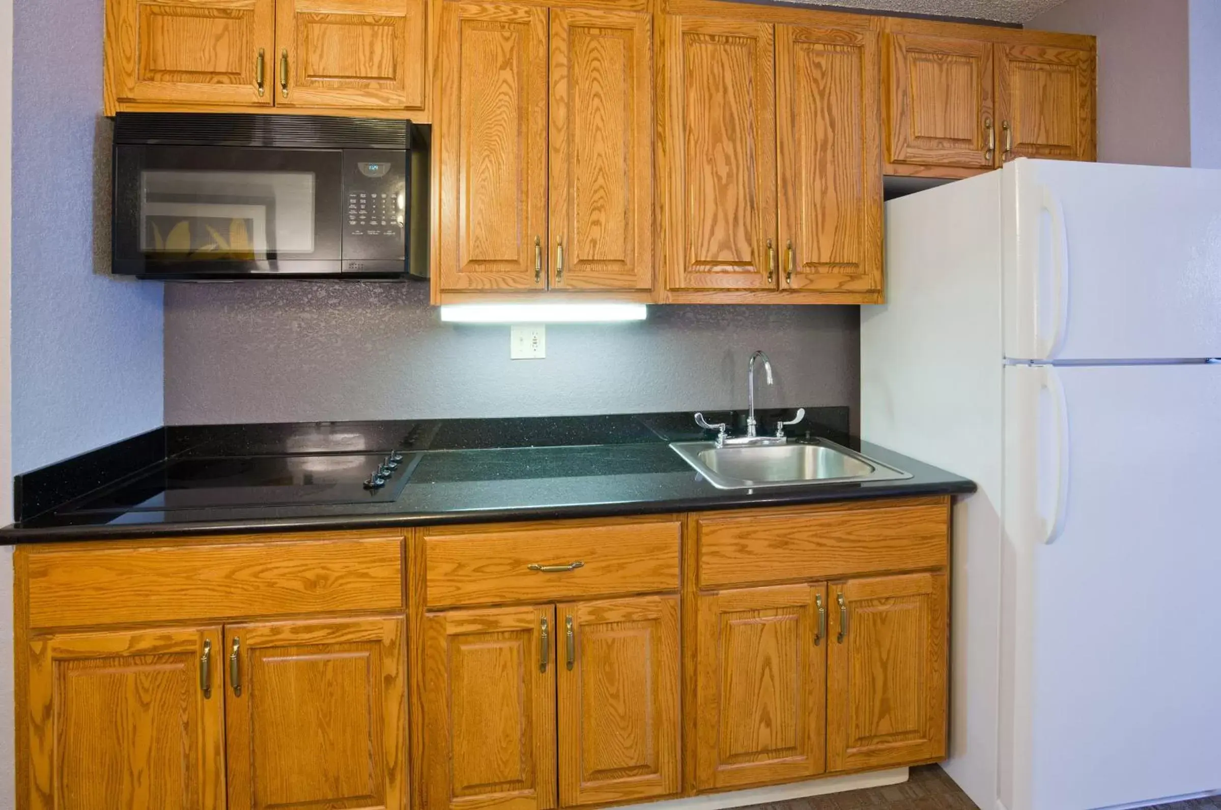 Kitchen or kitchenette, Kitchen/Kitchenette in AmericInn by Wyndham Ankeny/Des Moines