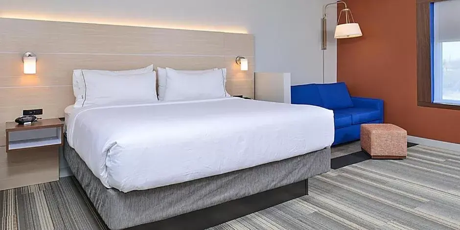 Bed in Holiday Inn Express & Suites - Brighton, an IHG Hotel