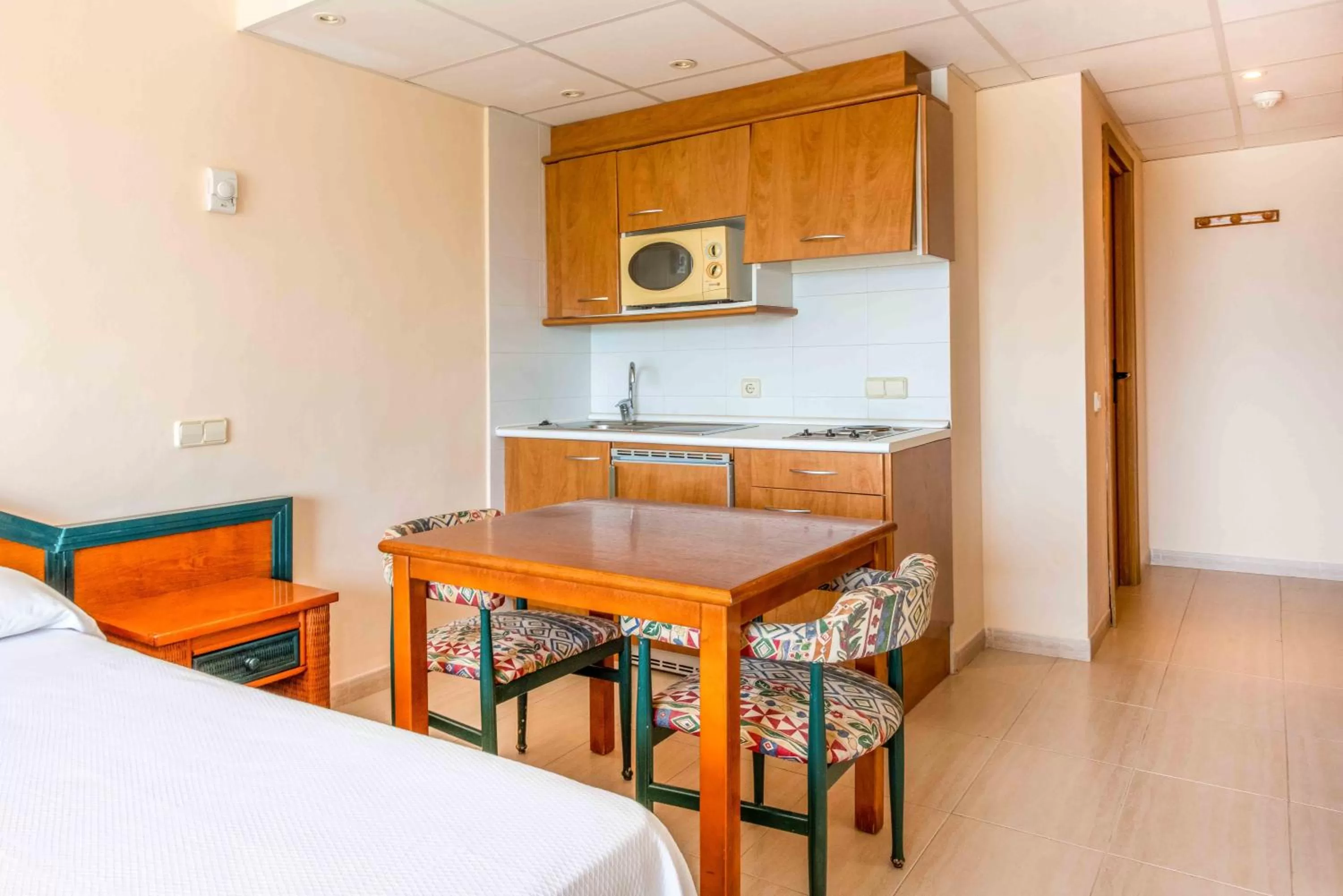 Kitchen or kitchenette, Bed in Valentin Grand Park Suite Hotel