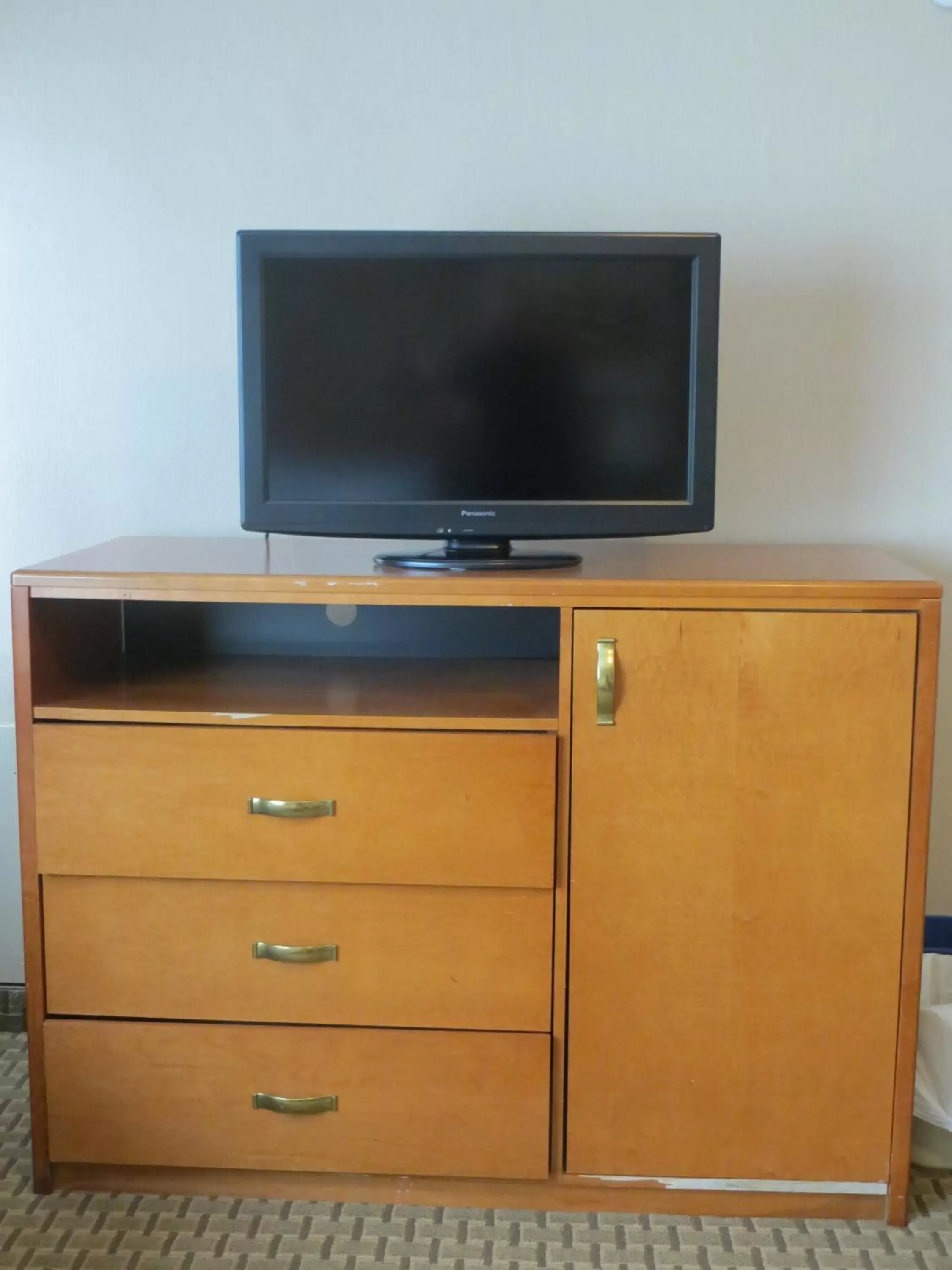 TV and multimedia, TV/Entertainment Center in Travelodge by Wyndham Thunder Bay ON