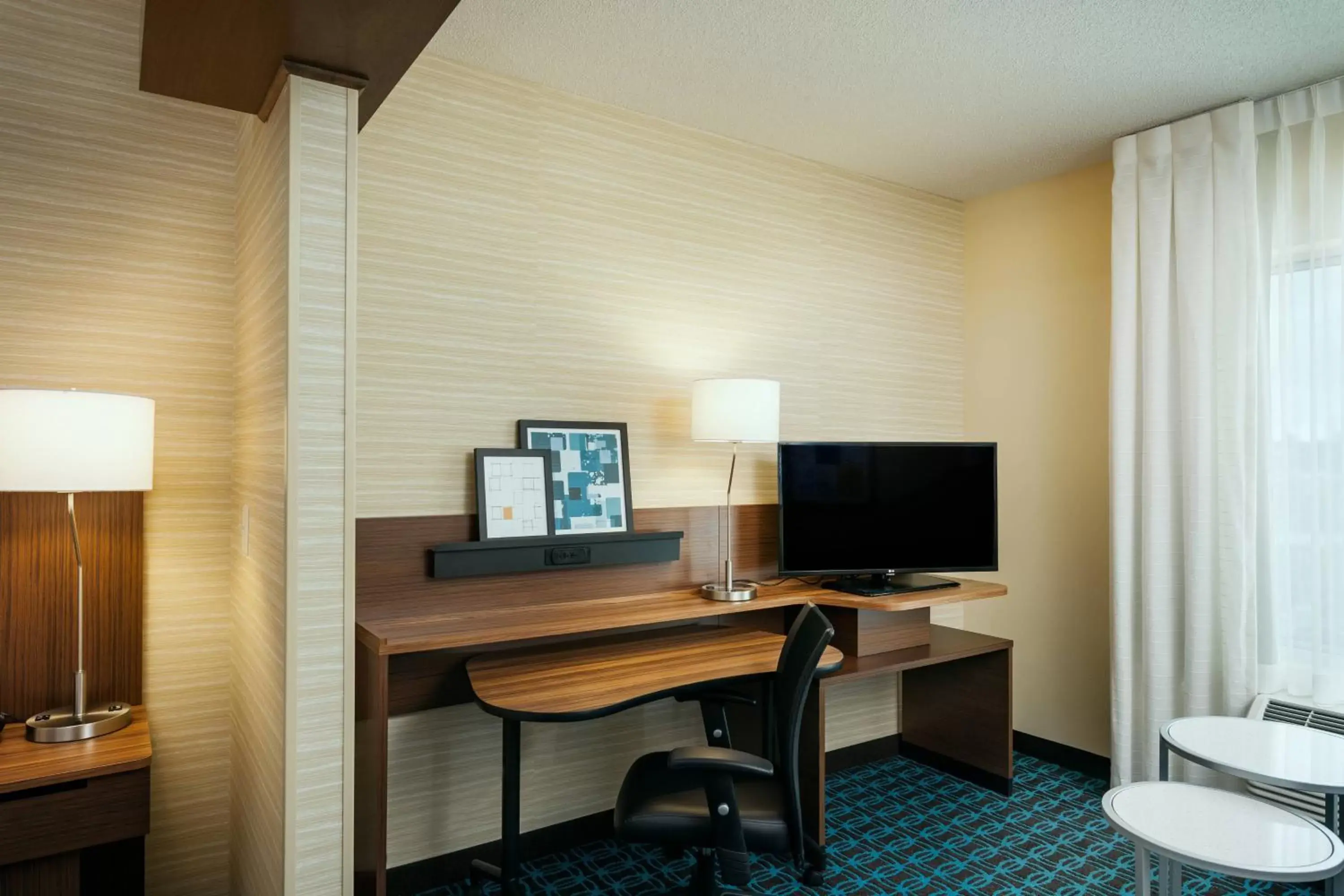 Bedroom, TV/Entertainment Center in Fairfield Inn & Suites by Marriott Tacoma DuPont