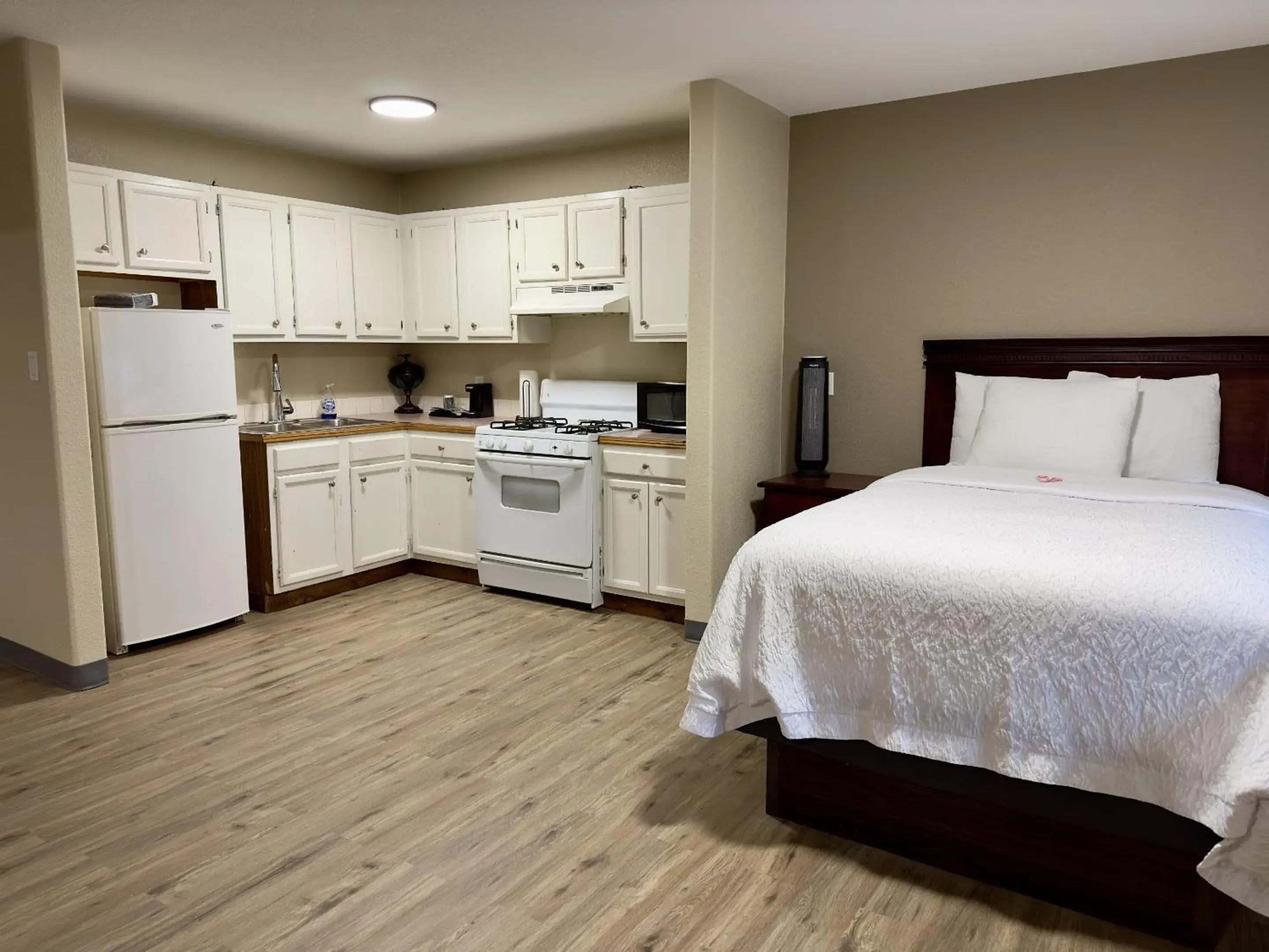 Bedroom, Kitchen/Kitchenette in Wapiti Lodge