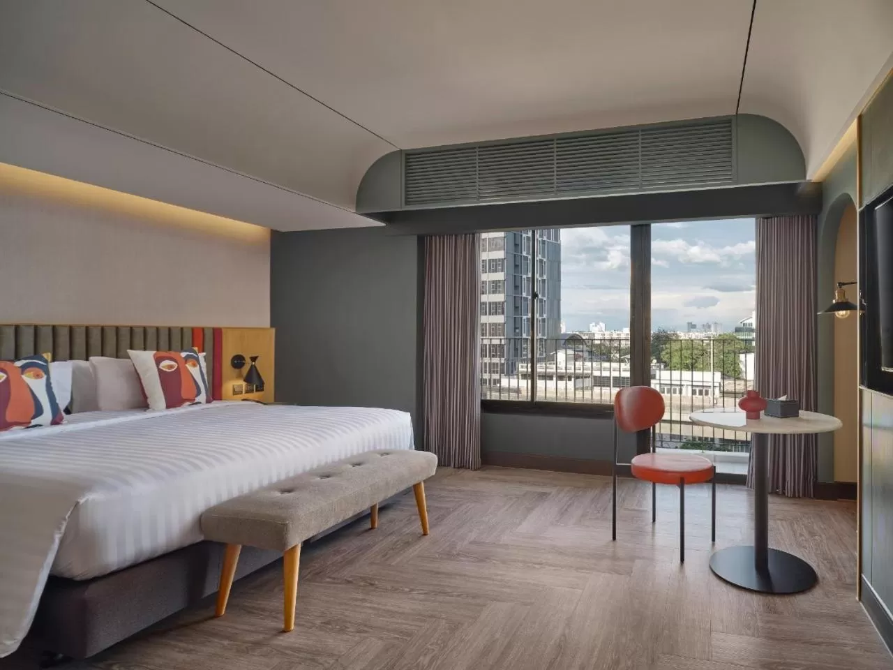 Photo of the whole room, Bed in The Quarter Onnut by UHG