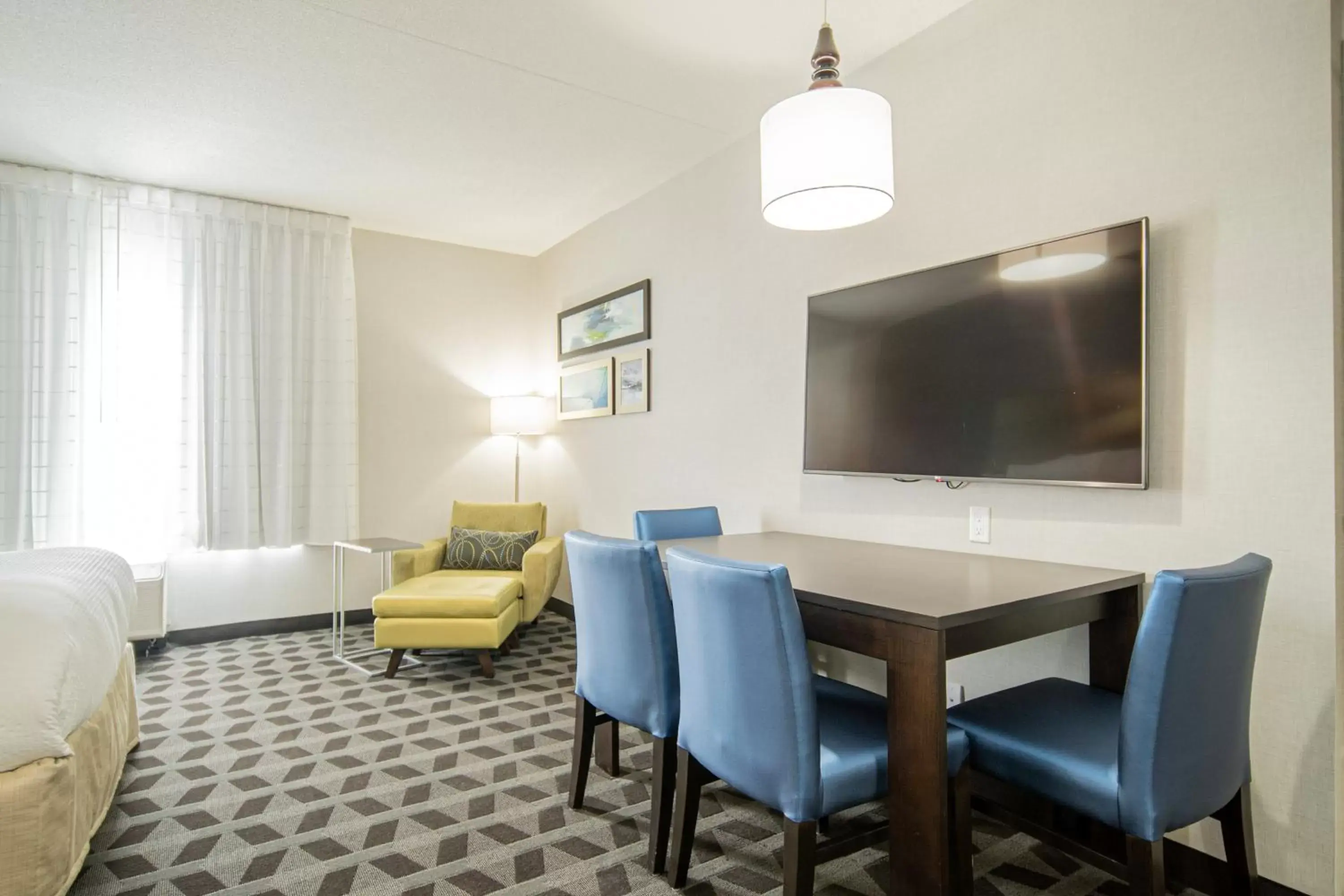 TV and multimedia, Lounge/Bar in TownePlace Suites by Marriott Brantford and Conference Centre