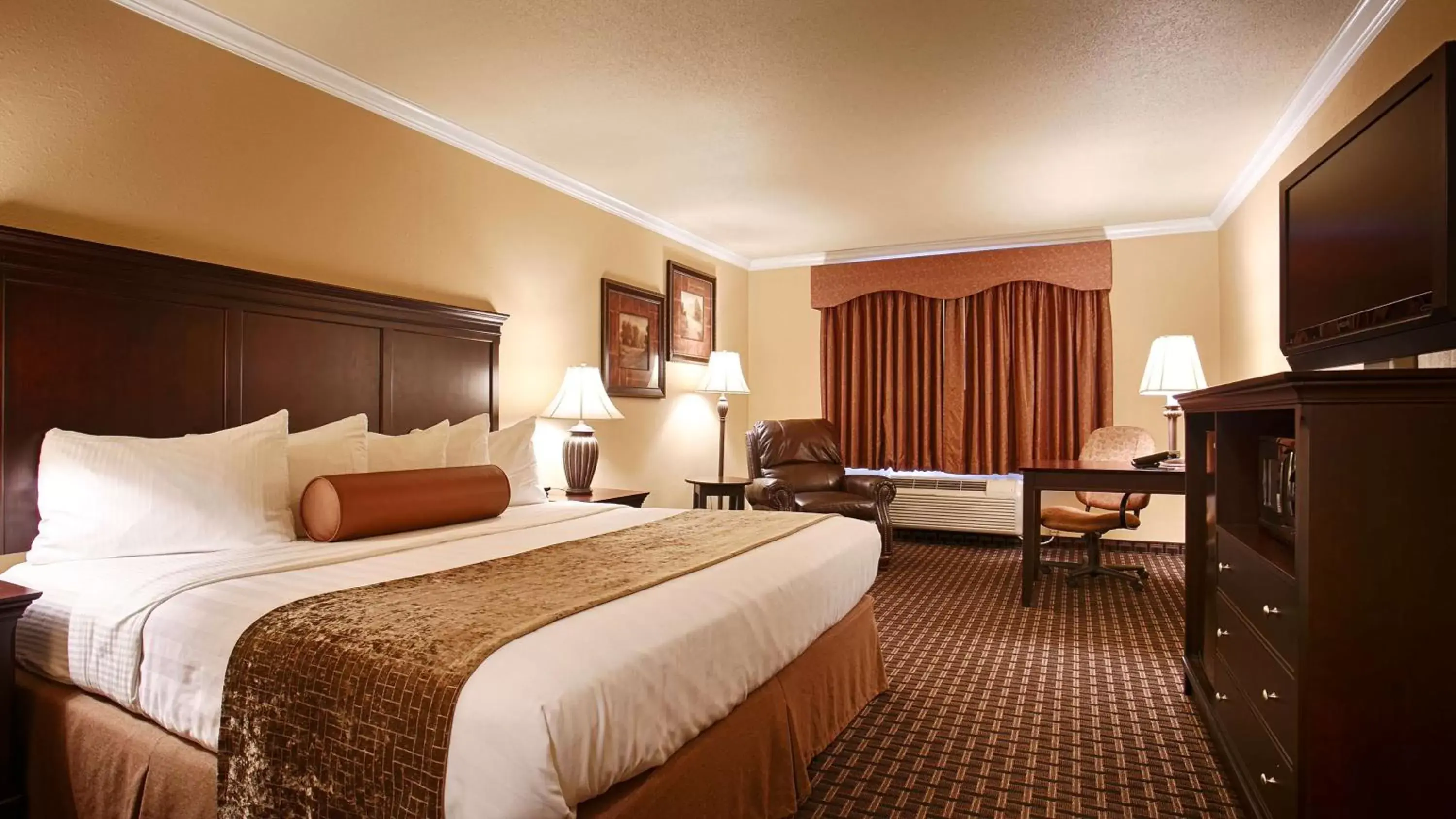 Photo of the whole room, Bed in Best Western Plus Southpark Inn & Suites