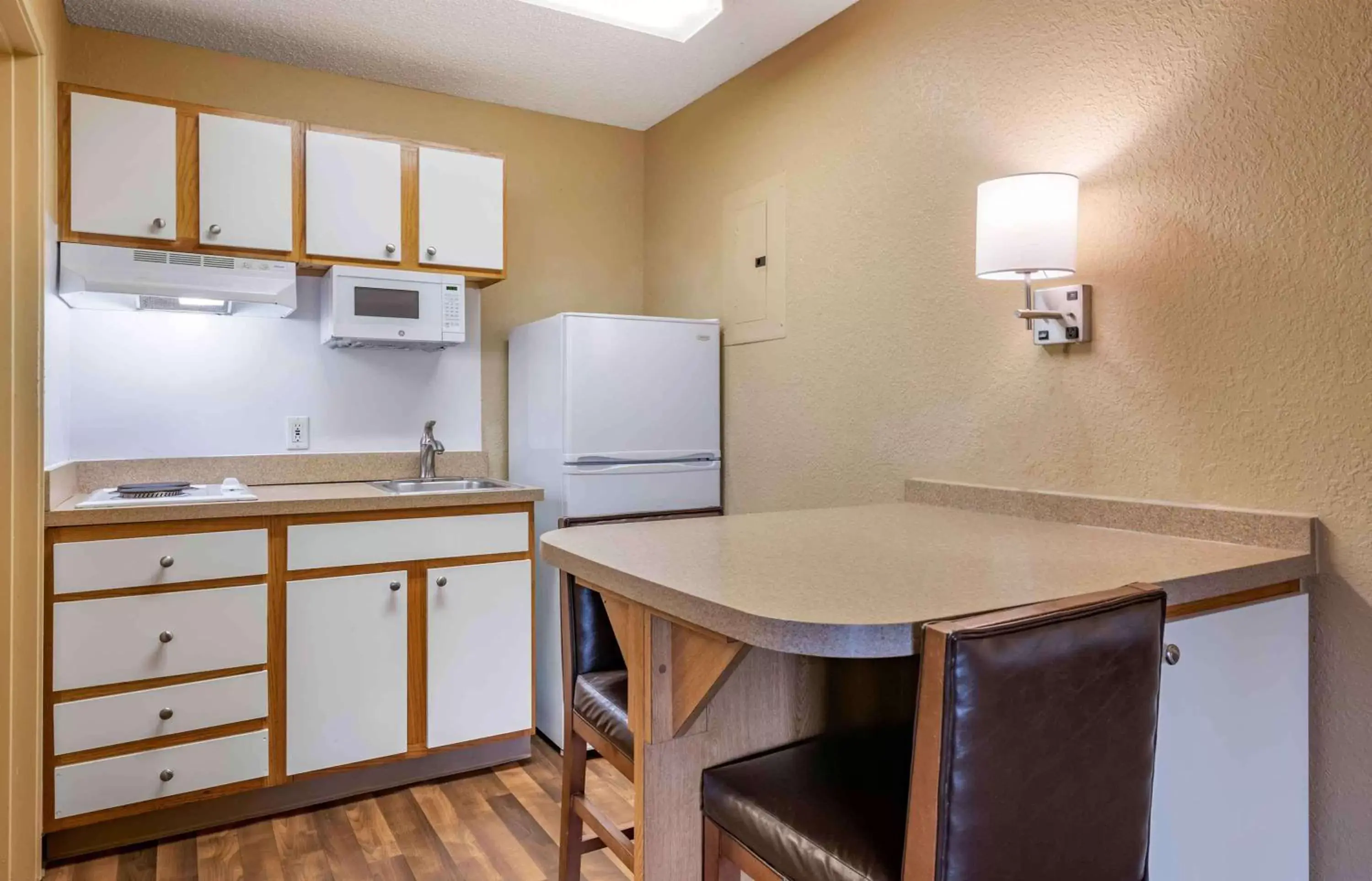 Bedroom, Kitchen/Kitchenette in Extended Stay America Suites - Jacksonville - Southside - St Johns Towne Ctr