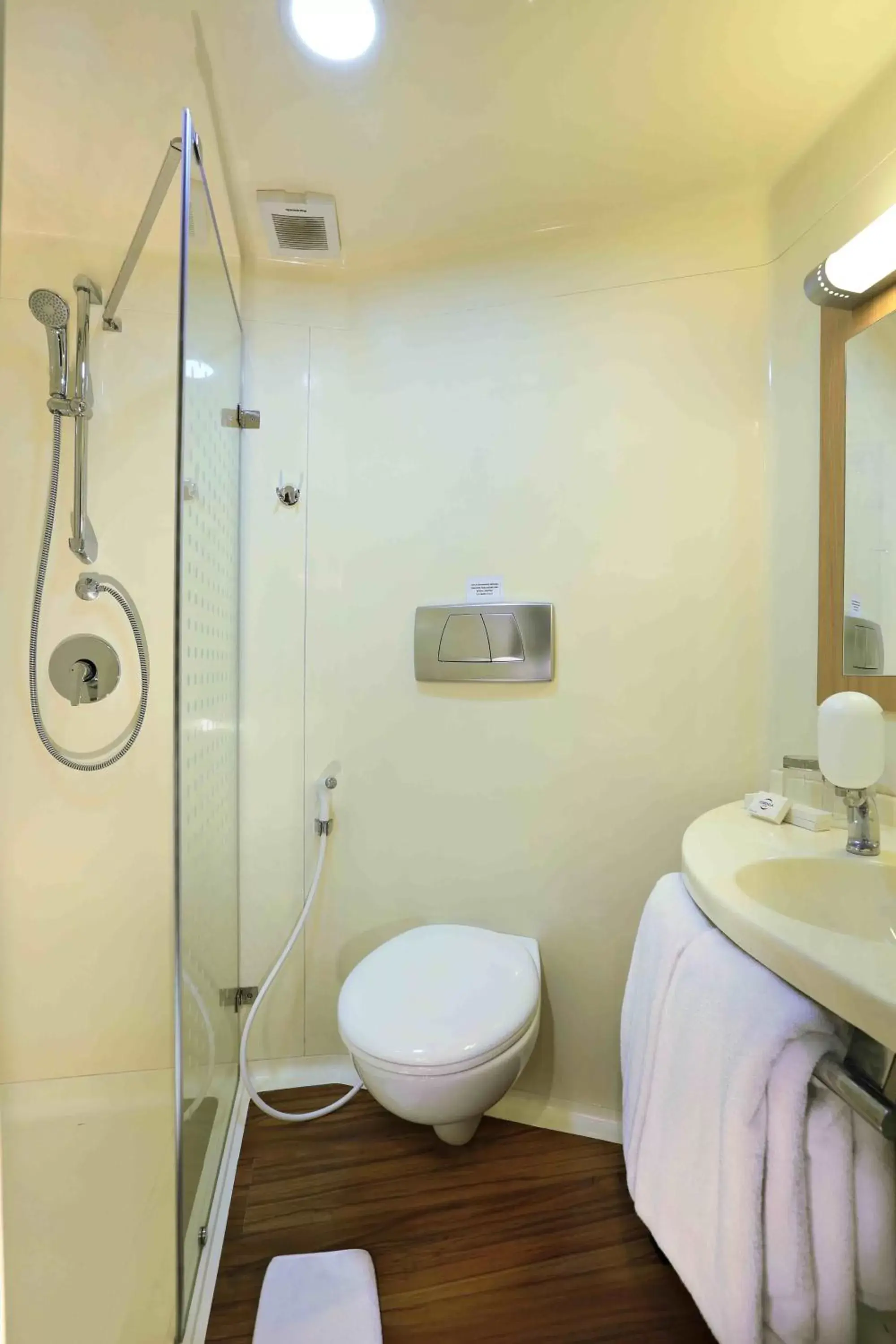 Photo of the whole room, Bathroom in Cordela Hotel Cirebon