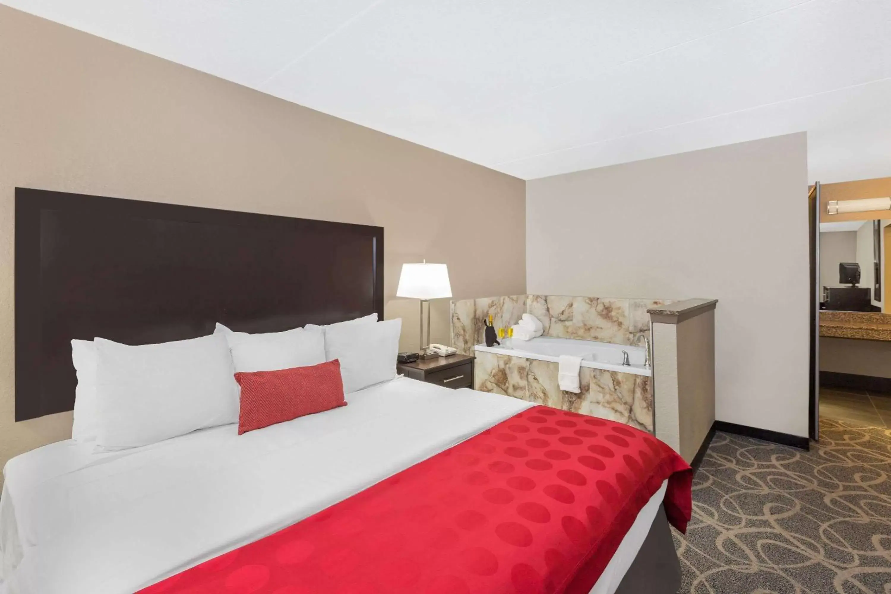 Photo of the whole room, Bed in Ramada by Wyndham Des Moines Airport