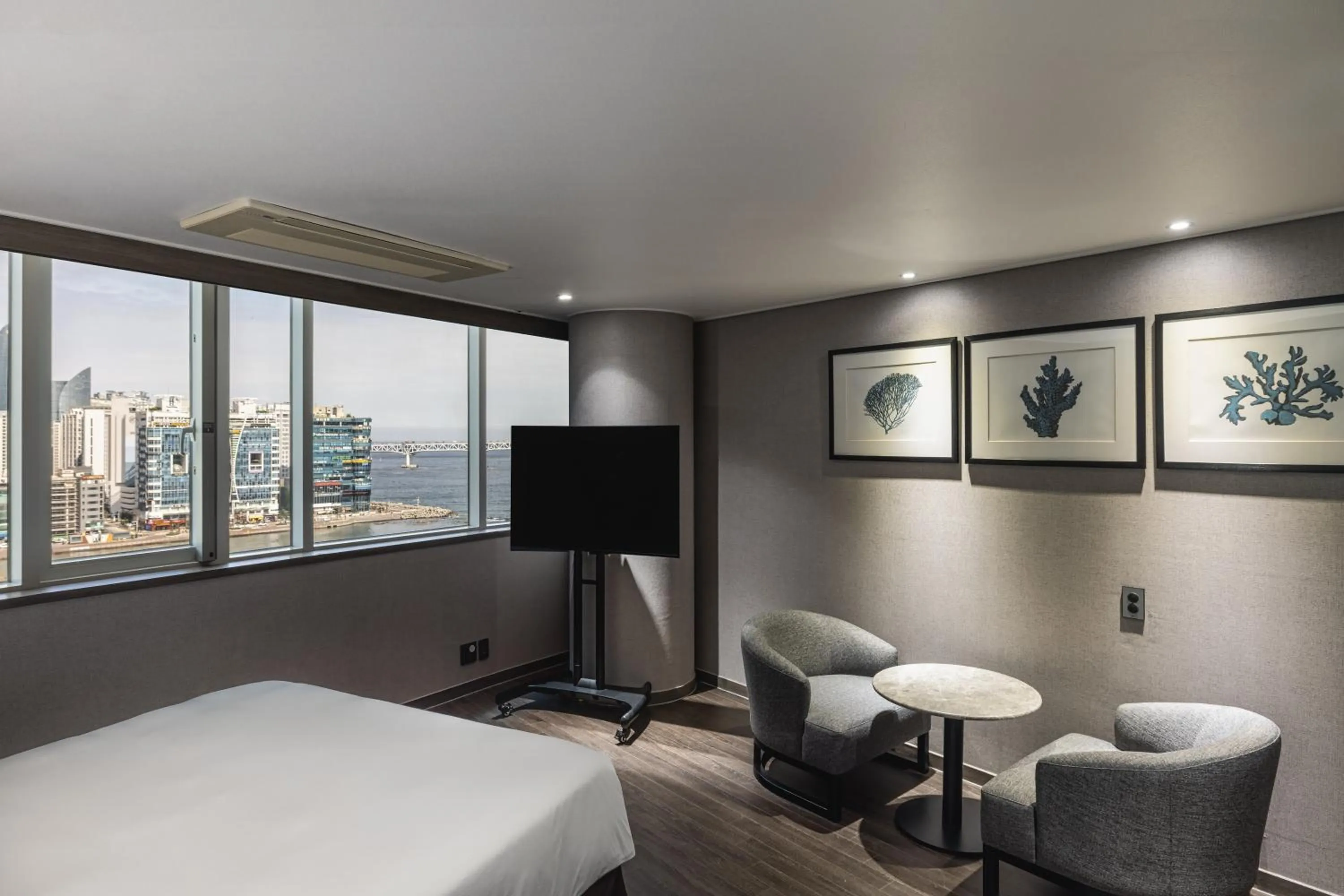 View (from property/room), Bed in Kent Hotel Gwangalli by Kensington