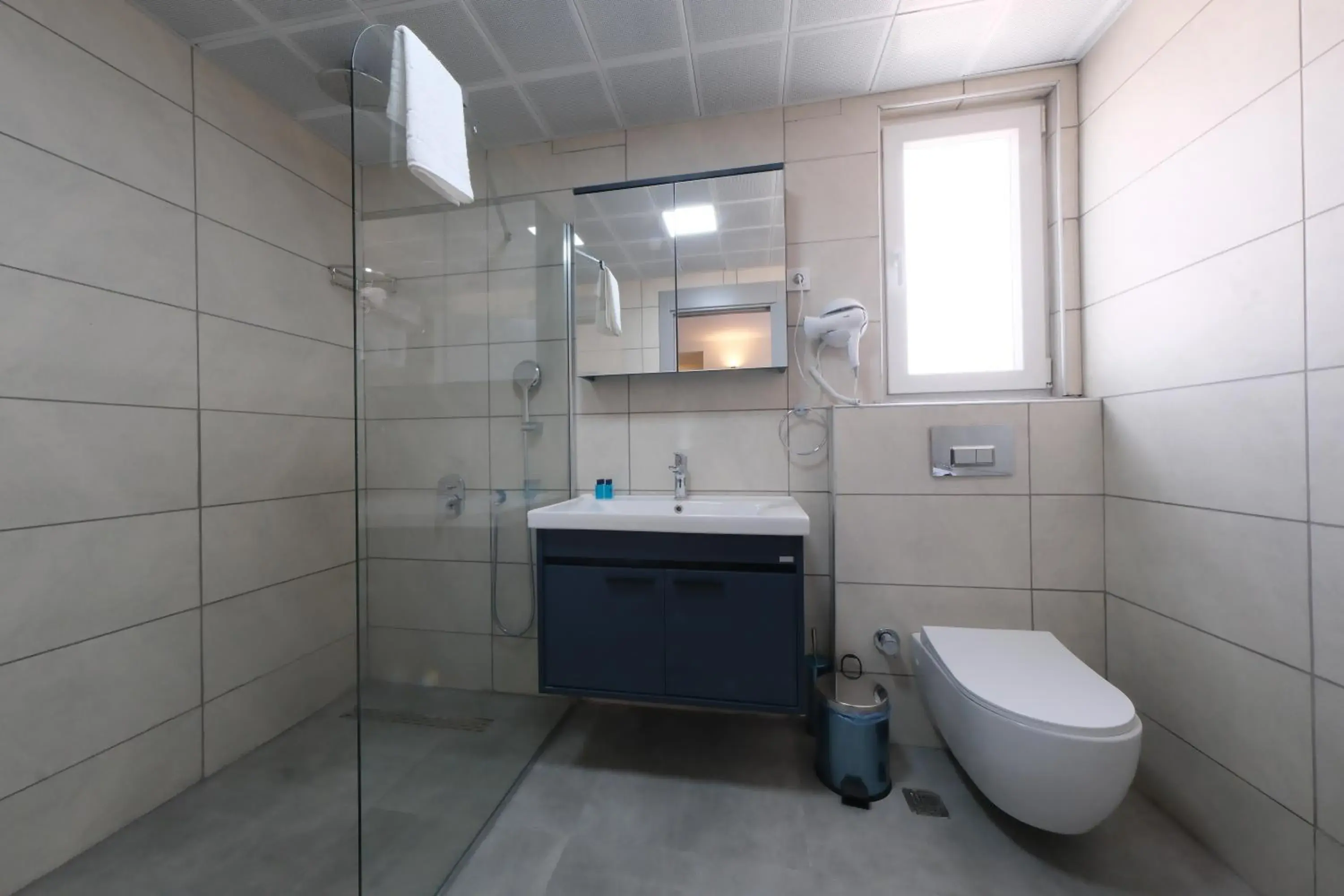 Shower, Bathroom in Premier İnn Cİty