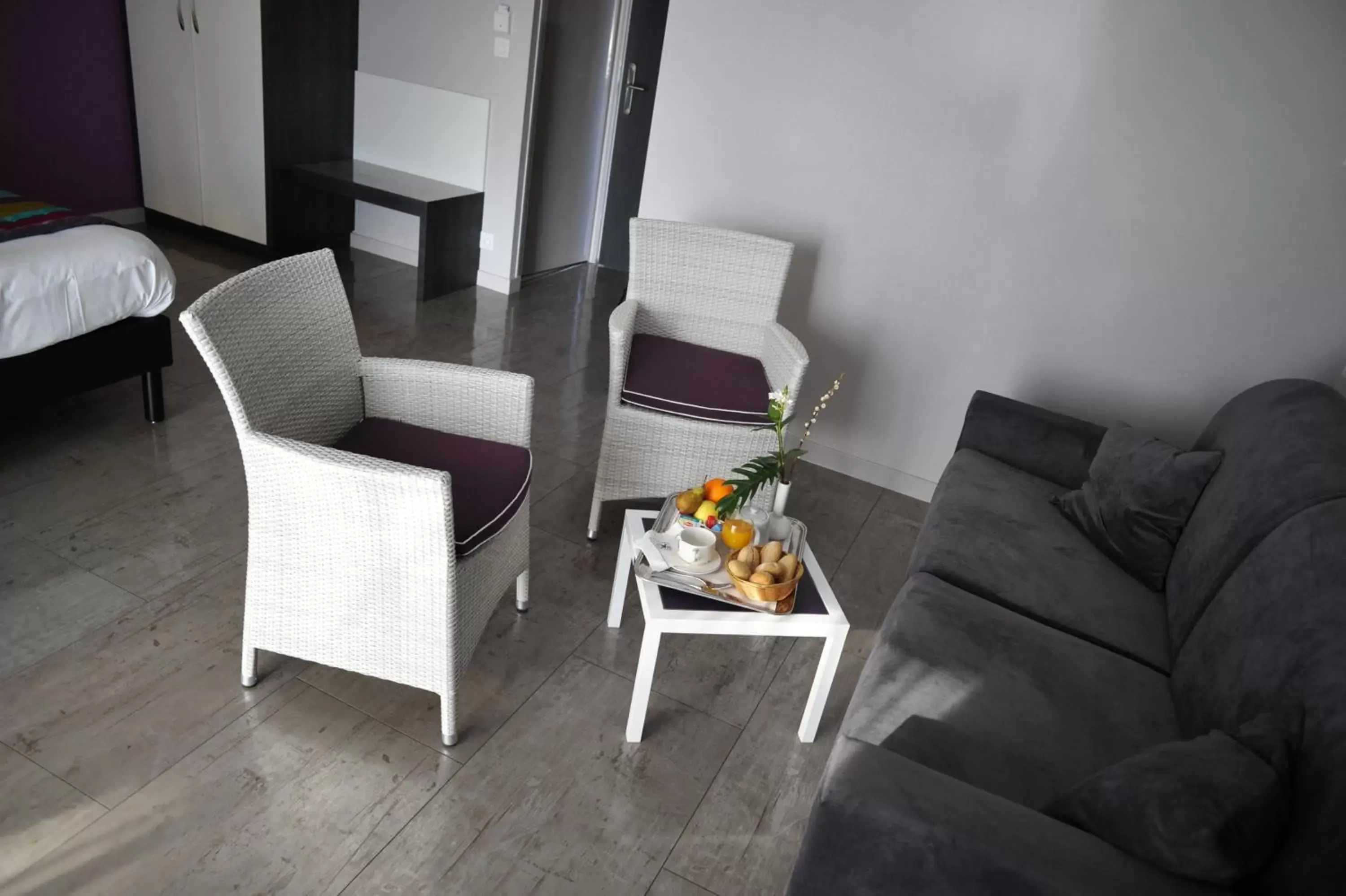 Seating Area in The Originals Boutique, Hôtel Le Lion d'Or, Fougères Ouest (Inter-Hotel)