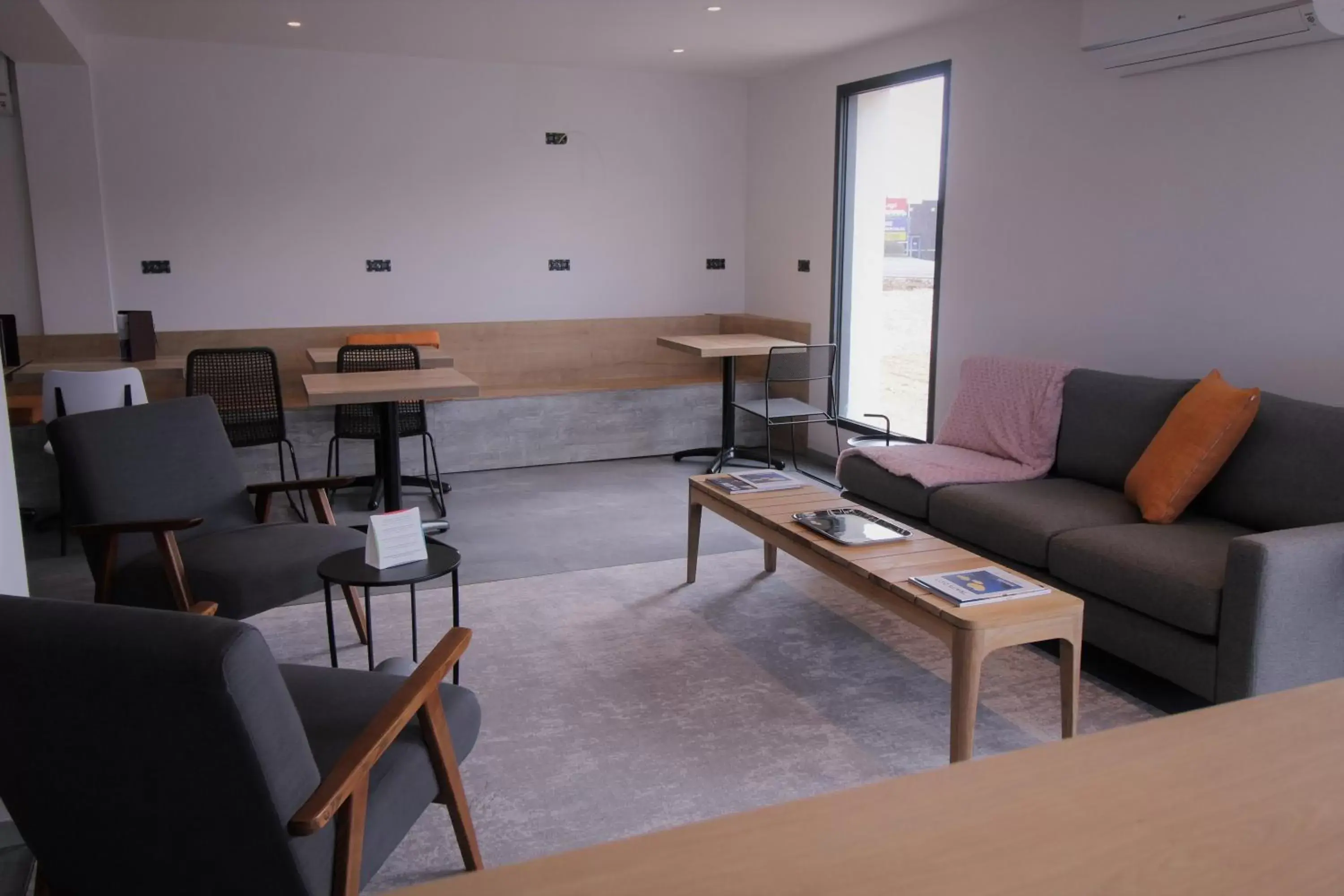 Communal lounge/ TV room, Seating Area in ibis Dijon Sud