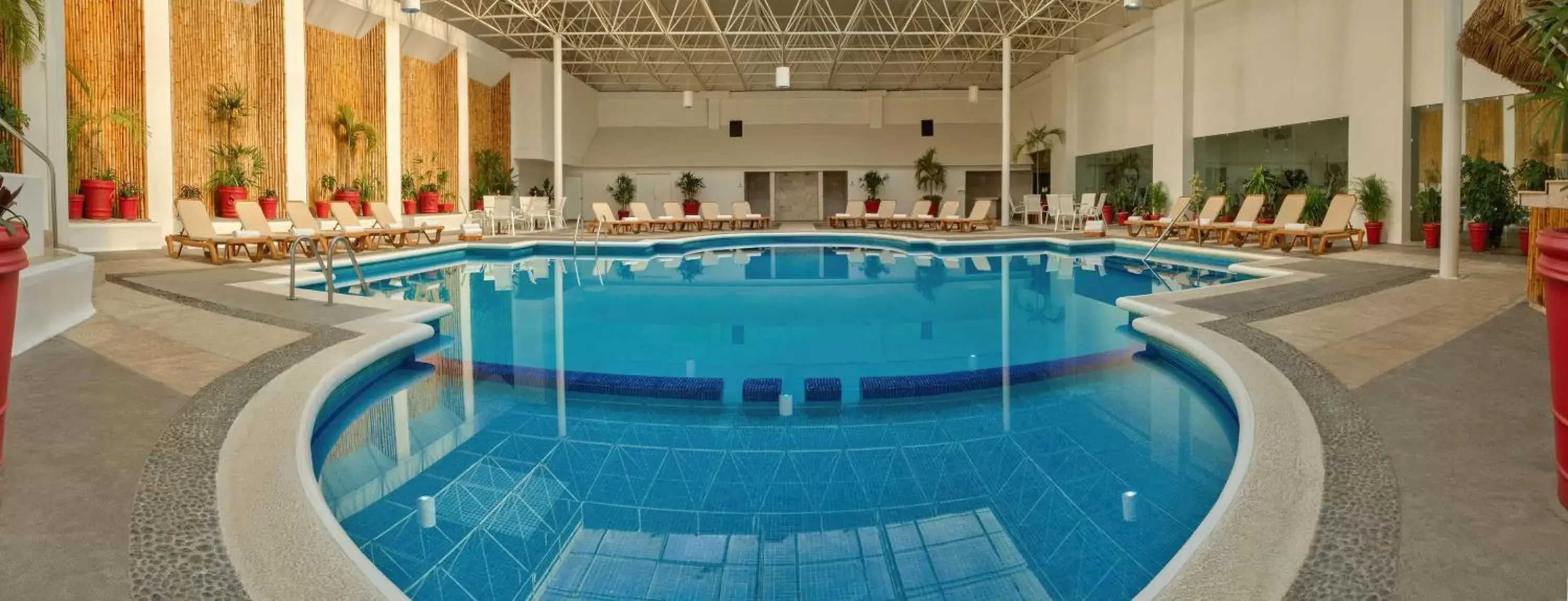 Swimming Pool in Galeria Plaza Veracruz By Brisas