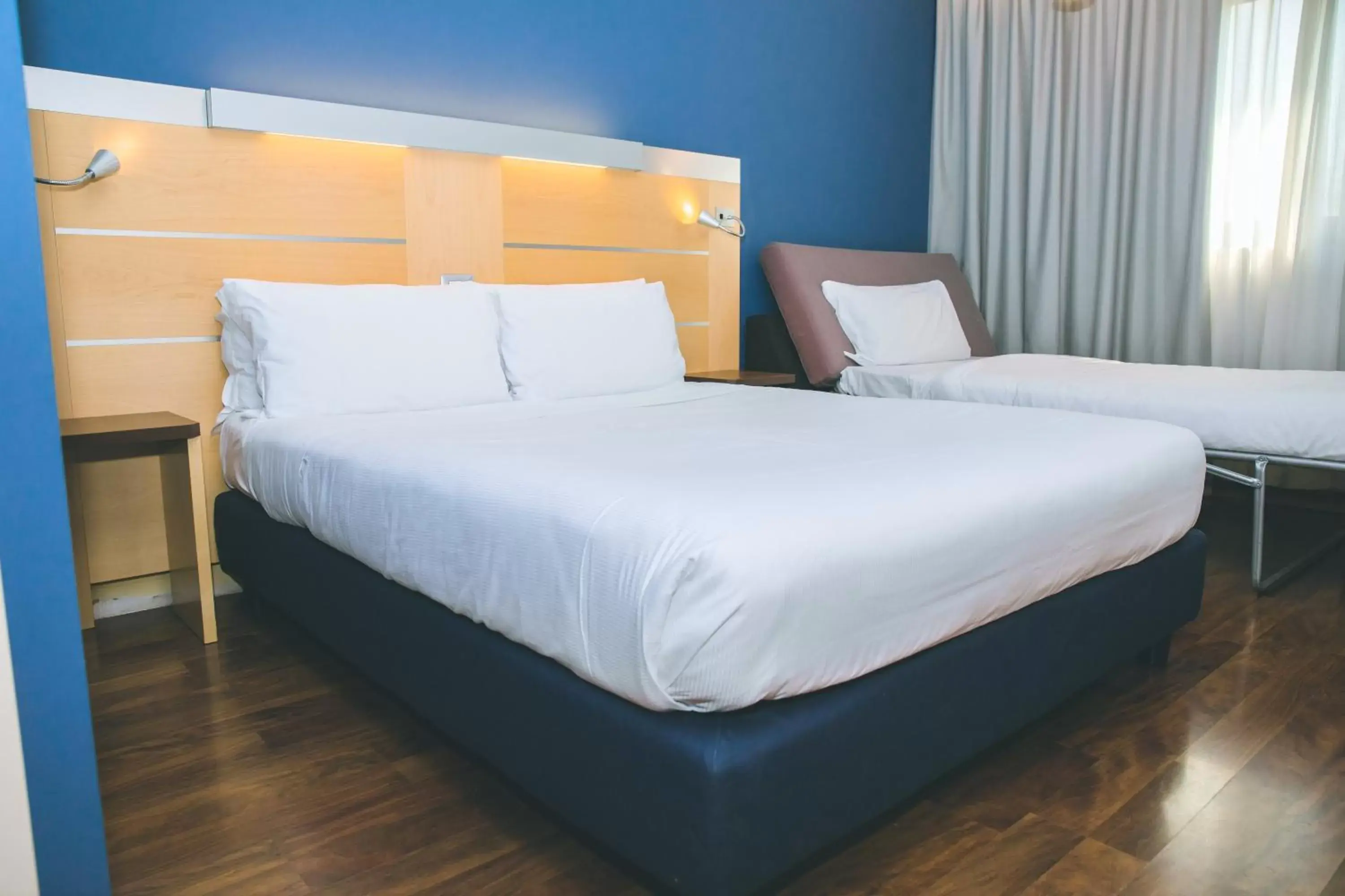 Photo of the whole room, Bed in Holiday Inn Express Milan-Malpensa Airport, an IHG Hotel