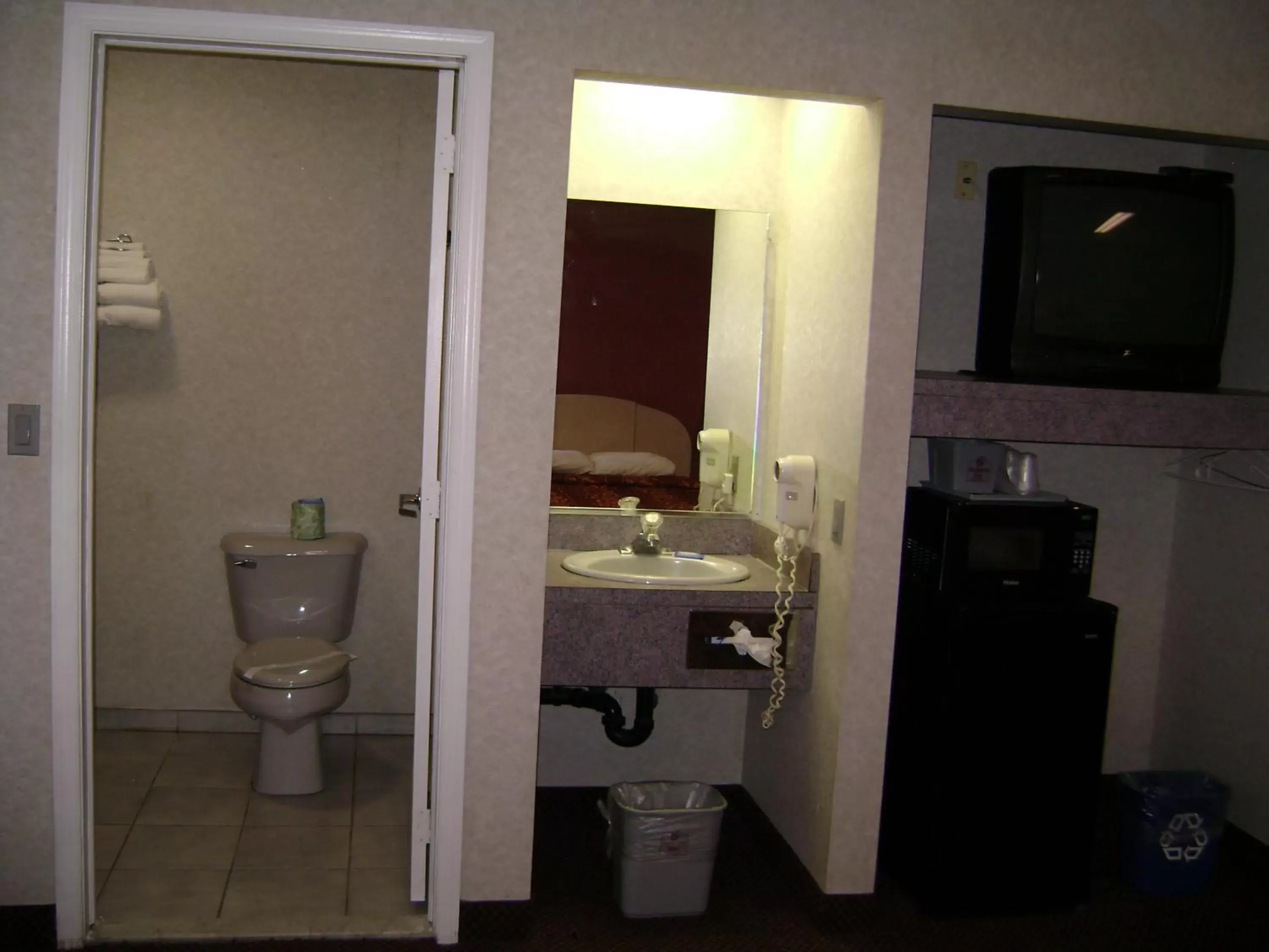 Toilet, Bathroom in Journeys End Motel